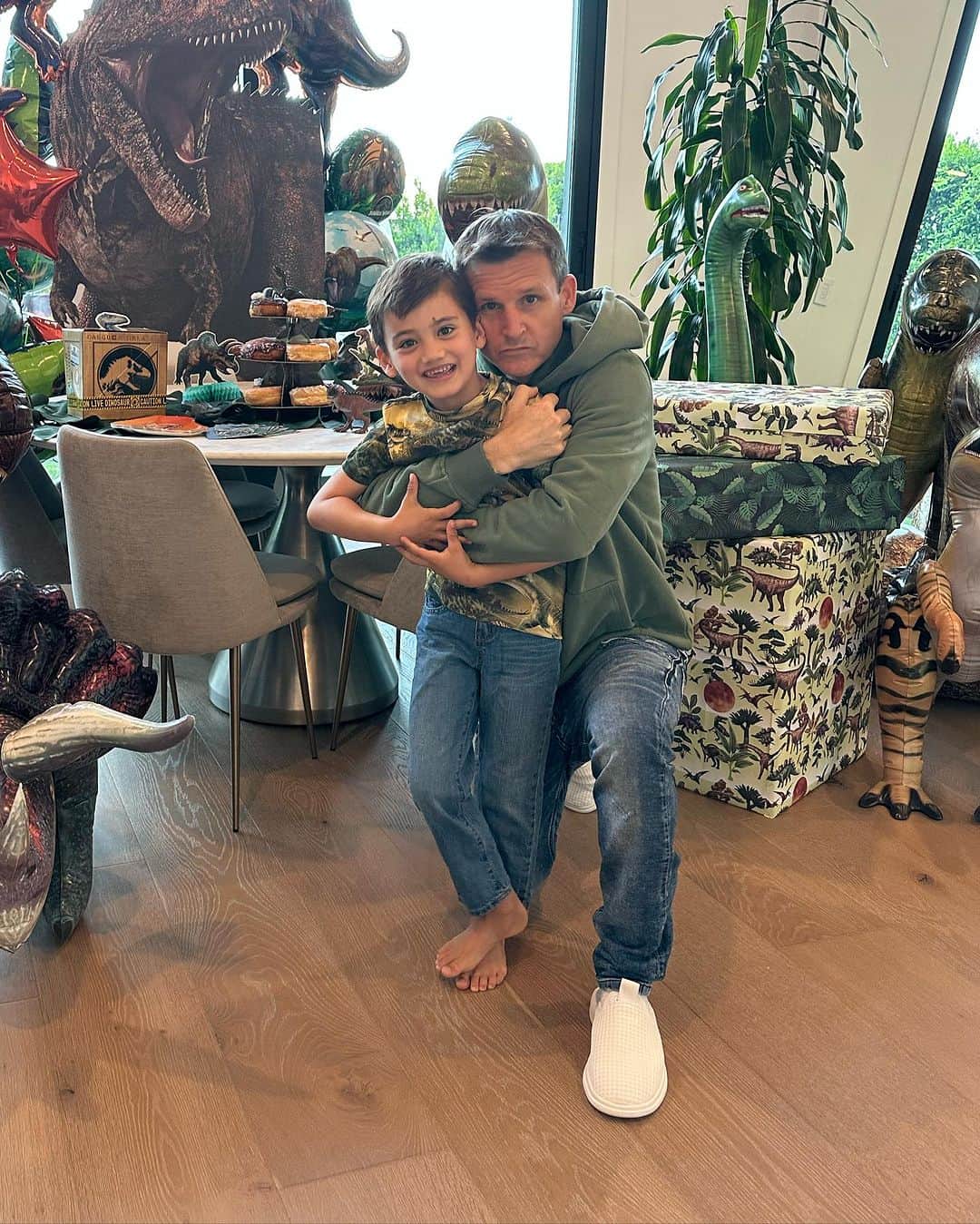 ロブ・ディアデックのインスタグラム：「Happy 7th Birthday to this amazing little boy. Year six was a year to remember. So many times this year he said ” Dad , I got this !” And you went out and made it happen . From rock climbing to driving to paddle boarding to doing a 10,000 piece lego Titanic . Can’t wait to see what year seven brings . So thankful  to be your father .」