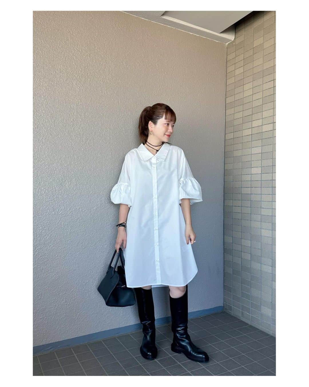 高山直子のインスタグラム：「ランタンスリーブシャツワンピース。 大好きなシャツワンピを細部やバランス、襟元の開き具合や袖のボリューム具合など細かく細かくこだわった1着。 EiiSならではの丈感で、中にボトムスを入れてもロングブーツや敢えてスニーカーやローファーでも◎ シャツワンピース: EiiS @globalwork_official  ブーツ: @jilsander  バッグ: @therow  シャツワンピース:¥5,940- color:ホワイト、グレー 9/11 10:00〜発売開始」