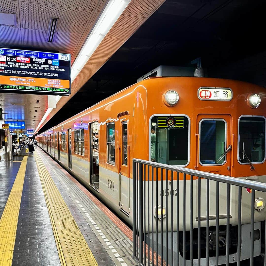 畑亜貴のインスタグラム：「神戸で乗った電車達。阪急電車と阪神電車、どちらに乗ればいいのか迷う…。  #akhtravelogue #akhtlovestrain」