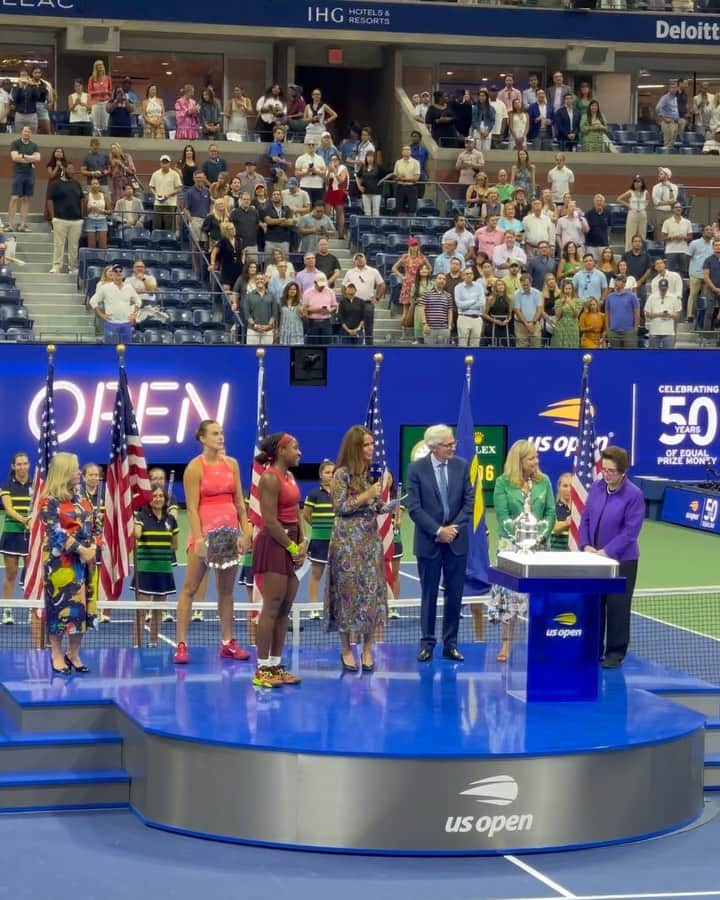 ヴァネッサ・ウィリアムスのインスタグラム：「What a champ ! @cocogauff makes history at 19 years old 🏆 So thankful to experience this victory with a front row seat next to another history maker @katadams68 who was the first black female @usta president 🎾」