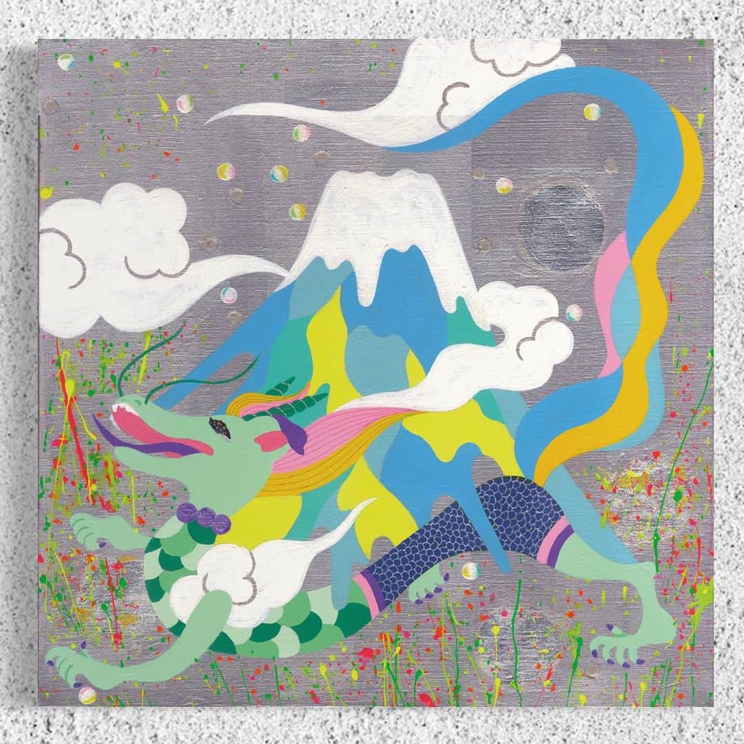 松尾たいこのインスタグラム：「《思い描く道を行くために》DESNEY+で配信スタートした「エド・シーラン THE SUN OF IT ALL」。 いきなり１話目から心をぎゅっと掴まれています。彼はデビュー後いきなり有名になったと思っていたけれど、そこにはやはりすごい努力が。  特に印象に残っているのが、「自分のやりたいことがずっとはっきりしていた」「人が週に1回ライブをやるなら僕は一日に3回ライブをやった」。  二つとも私に足りない部分。  ただ、最近は「まっすぐに自分が思い描く道に向かう」という決意をあらたにしたところ。しかしそれにはやはり圧倒的に時間が足りていない・・・。  いろんな興味のあることにチャレンジしていますが、取捨選択しないといけない時期にきたのかなと感じています。とにかくもっともっといい作品を作りたいっ。  この作品も新作。個展で展示しますので観てくださいね。  🎨🎨🎨🎨🎨🎨🎨  松尾たいこアート展「私の色を探して」⠀ ⠀ 2023/9/20(水)～26(火)⠀ 時間：連日午前10時～午後6時まで開催⠀ ※最終日は午後4時まで⠀ 会場： 玉川高島屋　本館5階　アートサロン⠀ ⠀ 絵画作品30点＋陶芸作品20点を展示販売予定。⠀ 絵画作品は、全て描き下ろしの新作です✌️⠀ ⠀ DMの作品は「樹心知慈（じゅしんちじ）」というタイトルです。樹の心は、慈しみと知る。聳え立つ樹木の望むものは、あらゆる事象を和し、愛し、慈しむ。そしてそれを護る龍の存在。⠀ ⠀ 「私が今まで訪れた場所、振り返ってみるとそこには見守ってくれている存在がいたはず」をテーマに描いた作品のひとつです。⠀ ⠀ 来年（2024年）は辰年。干支の中で辰（龍）だけが架空の動物です。だからこそ、私は伸び伸びと自分が思い描く龍を思いっきり表現できました。ぜひ、そんな龍たちに会いに来てください。⠀ ⠀ ※私の作品への質問やお問い合わせはお気軽に⠀ ⠀ 「見えないけれど　つながっている」⠀ 「会えないからこそ　いとおしい」⠀ 森羅万象・花鳥風月・四元素(五元素)・二十四節気など日本をテーマに作品を作っています。⠀ この絵の中にもつながりを。⠀ ⠀ #japaneseartist #liveintokyo #myartwork #acrylicpainting #lovejapan #modernartist #contemporarypainting #contemporaryartist ⠀ #colorfulartwork⠀ #kawaii #arigato⠀ #happycreativelife #staycolorfullycreative⠀ #loveny #lovehongkong #lovetaiwan #lovesingapore #lovekorea⠀ ⠀ #現代アート #現代美術 #現代アーティスト #森羅万象 #五行思想 #八百万の神 #花鳥風月 ⠀ #神社好きな人と繋がりたい⠀ @holbein_art ⠀ #青龍⠀ #玉川高島屋」