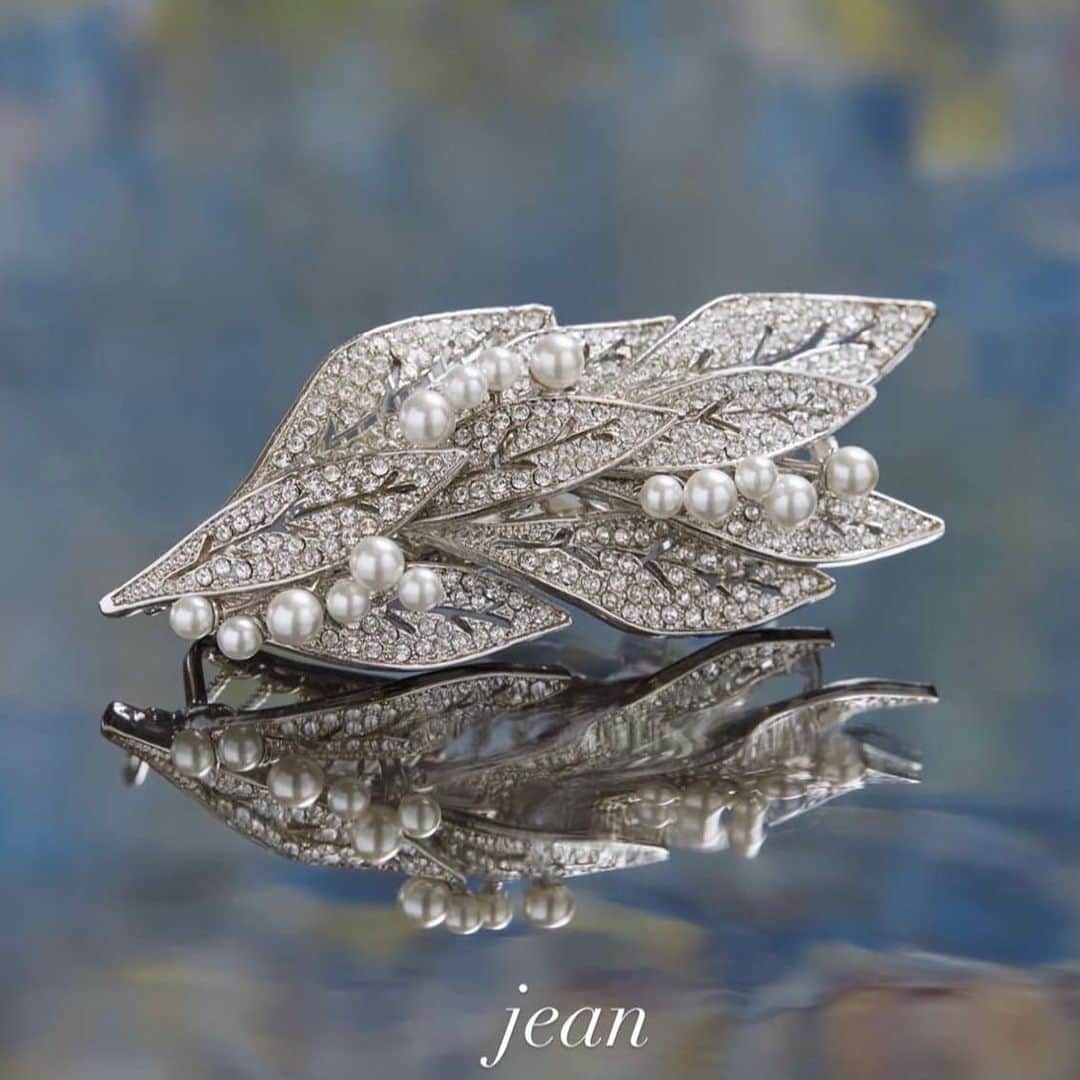 Taro Kamitani 世界初のティアラデザイナーのインスタグラム：「TARO KAMITANI 【JEAN-ジーン-】  クール＆ビューティな スタイルをつくる リーフ型ヘアコーム。   雨上がり、天の雫が 葉の上できらめいている。 そんな情景に、希望を重ねて、 デザイン表現しています。 繊細な石を敷きつめたリーフの葉、 美しいパールの表情。 ティアラ職人による、 ハンドメイドならではの存在感、 重厚感あるジュエリーが、 着けた人の満ちた愛情、 凛としたエネルギーを 引き出します。」