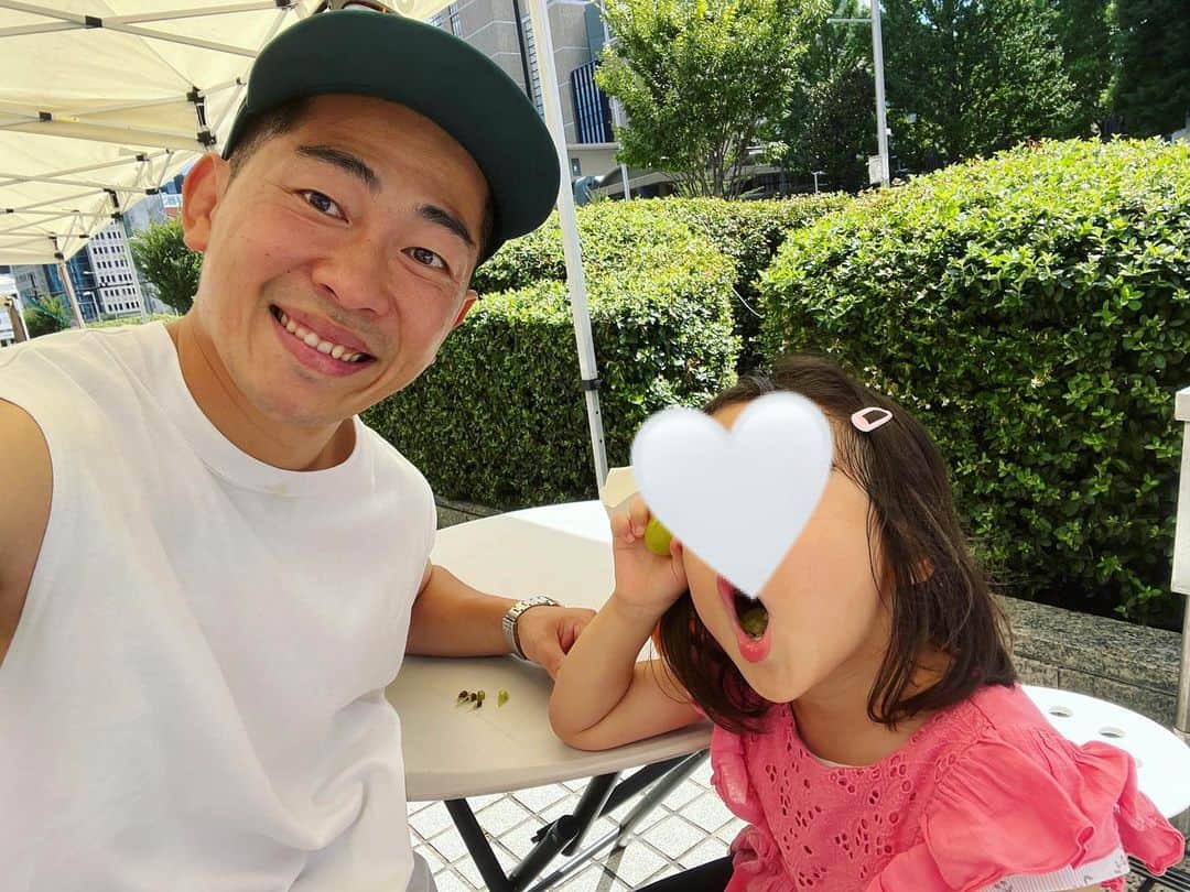 太田博久のインスタグラム：「次女ちゃんとファーマーズマーケット。 気持ちいいんだから。」