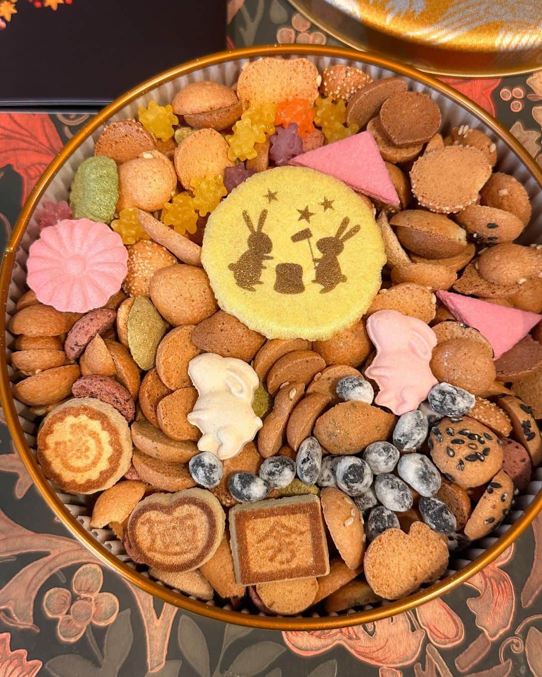 大桃美代子さんのインスタグラム写真 - (大桃美代子Instagram)「四季を喜ぶお菓子の世界。  季節をお菓子で感じられる。。。  日本は文化も歴史も食に入って、  しかも美味しいのです。  お茶と菓子をセットにした千利休はすごいなぁ〜。  和の菓子を作り続けて130年の「銀座菊廼舎」は  最初は、歌舞伎煎餅を売り、二代目は茶事の干菓子を糸口に  「貴冨寄」を考案して登録商標を取る。  その貴冨寄の秋バージョンが「ツキの貴冨寄」  中秋の名月に「ウサギの餅つき」その周りに  お餅でできないかな〜とうさぎが待っていると言う  ナラティブスイーツ（物語）。  缶を開けたら、もう可愛い、かわいい。  母が「まあ、かわいい」と喜んでくれました。  乙女心、オキシトニンが出てくるお菓子です。  味は、ミニクッキーは定番から胡麻ふうみのバラエティがあり、  手が止まらない。  美味しい〜。  金平糖、干菓子、豆がわんさかわんさかてんこ盛り。  缶にぎっしり入って、玉手箱感がハンパない。  お土産に驚きが起こるお菓子です。  知り合いにもお渡ししたら、喜ばれました。  別バージョンで、ウサギのお煎餅を  「ありがとう」と言うメッセージにも変えられるので、  お店やネットで注文できますよ。  東京駅の中にもお店が入っているので、  帰省の機会や、お土産にいいかも。  ツキをよぶ「月うさぎ」。  満月に思い出しそうです。  銀座菊廼舎#銀座お土産 ＃月のうさぎ」9月10日 10時53分 - miyoko_omomo