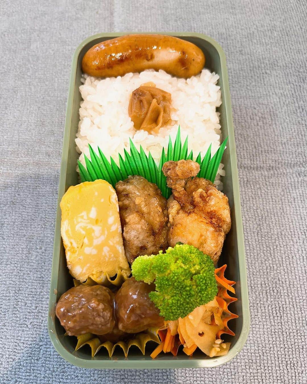 安田和博のインスタグラム：「久々の少年野球弁当。ウインナーが収まりきらずに強引にねじ込む。果たして完食なるか？ #子ども弁当 #弁当記録 #少年野球 #お弁当の詰め方」