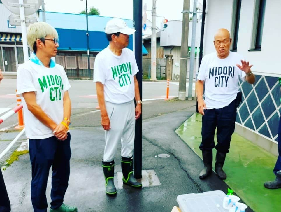 富所哲平さんのインスタグラム写真 - (富所哲平Instagram)「☀️久しぶりの参加！ みどり市倫理法人会『さわやかトイレ清掃』 #トイレ掃除 #清掃活動 #清掃ボランティア #トイレの神様 #倫理法人会  Ｔシャツを買う→売り上げが街の子どもたちの #防犯ブザー に変わる→音で街がつながる→どこかでブザーが鳴ったらそこでは誰かが困ってる→誰かのヘルプはみんなでセーブ→ヘルプブザープロジェクト  #MIDORICITY のＴシャツを早々とお買い求め下さり、ユニフォームとして使って頂いてます！  #安中ヘルメットプロジェクト」9月10日 10時57分 - tomitetsu823