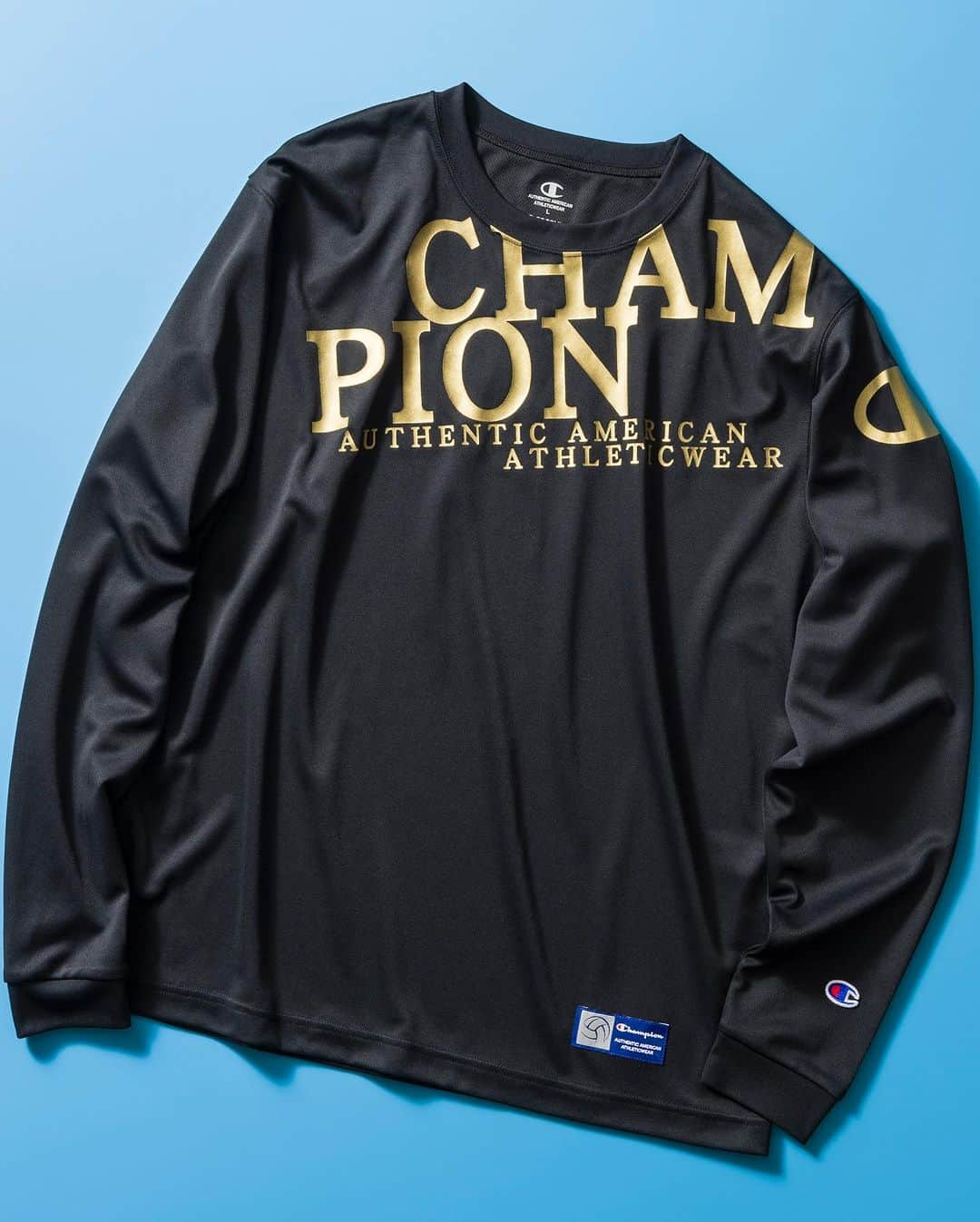 Champion Japanさんのインスタグラム写真 - (Champion JapanInstagram)「【LONG SLEEVE T-SHIRT】  汗によるニオイの発生をアクティブに抑制し続ける抗菌・防臭機能を備えたバレーボールウェア。 脇の縫製ラインを背中側へずらすことで、床との接触によるレシーブ時の違和感を軽減するなど、動きやすさに配慮した仕様です。  ■Item：Long Sleeve T-Shirt ■Number：C3-YV411 ■Color：ブラックＸゴールド,ホワイト,ブラック,ブラックＸシルバー  ■Size：S, M, L, XL ■Price：¥4,730  #Champion #LONGSLEEVET-SHIRT #LongSleeveT-Shirt #Athletic  #ロングスリーブ #tシャツ #バレーボール #バレー #バレーボールウェア #スポーツ #アスレチック #チャンピオン #23FW」9月10日 11時00分 - champion_japan