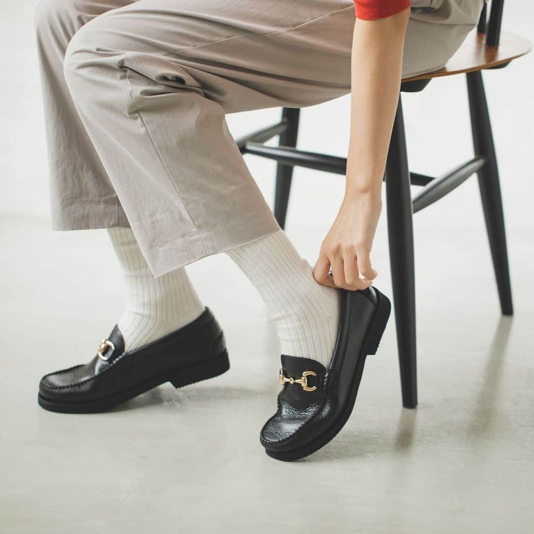 北欧、暮らしの道具店さんのインスタグラム写真 - (北欧、暮らしの道具店Instagram)「デザインも歩きやすさも◎ スニーカーみたいに履けるローファー  - - - - - - - - - - - -  コーデに上品さをくれる革靴。 取り入れたいと思いつつも、 やっぱり気になるのは デザインとその履き心地。  そこで今回は、アルテサノスから 大人っぽさがありながら スニーカみたいに歩きやすい、 やわらかな革を使った ローファーをご紹介します。  アッパーに革を贅沢に使い 袋状に縫い付けることで 足をやさしく包むつくり。  履き始めから柔らかで、 履くほどに革がなじんでいき、 足が痛くなりにくいんです。  底面のラバーソールは当店別注。 グリップがきいて、クッション性があり さらに、歩きやすくなっています。  靴紐のないデザインなので、 さっと履けるのも嬉しいところ。  すっきりとしたフォルムに、 光沢を抑えたマットな質感で 落ち着いた印象のデザインです。  チノパンやデニムなど、 いつものボトムスに合わせるだけで、 印象がぐっとスマートになります。  カジュアルからきれいめまで、 どんな日にもOKな、頼れる一足。 いつものおでかけコーデに ぜひ取り入れてみてくださいね。  . ーーー 掲載のアイテムはこちら▼ ーーー . ☑︎ARTESANOS / アルテサノス / ローファー . 🎁「クラシ手帳2024」プレゼントキャンペーン実施中！お買いものいただいた方全員に、当店オリジナルの手帳を無料でお届けいたします。 . ▶︎ プロフィールのリンクから、お値段・サイズなど詳しい情報をご覧いただけますよ。→@hokuoh_kurashi . #ARTESANOS#アルテサノス#ローファー #fashion#coordinate#ファッション#コーデ #コーディネート#シンプルコーデ#今日のコーデ #お買い物#お買いもの#シンプル#シンプルライフ #シンプルデザイン#暮らしを楽しむ#日々の暮らし #北欧#暮らし#北欧暮らしの道具店」9月10日 11時00分 - hokuoh_kurashi