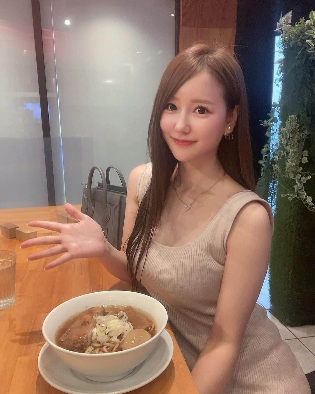 あだちまみのインスタグラム：「. 気になってた人類みな麺類♡🍜  期間限定のメニューを食べに行ってきたよー！！  写真は豪雨に打たれた後なので よく見ると毛先びちゃびちゃ🤣💦  濃厚な醤油味で美味しかった！！！ 濃い味好きな人にはおすすめしたい💓👌 限定メニューをやってる期間みたいなのでぜひみんないってみてね♡ 普段食べられないメニューがあります♪  #大阪ラーメン  #大阪らーめん #人類みな麺類 #くそオヤジ最後のひとふり #ラーメン大戦争 #大阪ラーメン部 #大阪ラーメン巡り #新大阪グルメ #西中島南方グルメ #osakatravel #osakatrip #osakagourmet #osakaeats #西中島南方 #新大阪 #UNCHI社長 #matsumura_takahiro #人類に麺類を #ラーメンの力で世界をかえる #火星にラーメン屋を一番最初に出店する」