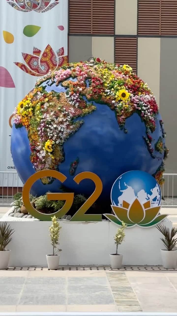 リー・シェンロンのインスタグラム：「Namaste! Delighted to be back in New Delhi for the @g20org Summit. Singapore is a guest country at the invitation of PM @narendramodi.  This year’s Summit strives towards inclusive growth and sustainability under the theme “One Earth, One Family, One Future”. In the first session, I argued that countries should collectively accelerate our actions to combat climate change and build a more sustainable earth.  Also met with UK PM @rishisunakmp and issued a Joint Declaration to elevate our bilateral relations to a Strategic Partnership. Glad to reconnect with other fellow leaders on the sidelines of the Summit. Look forward to deepening our ties and doing more together. – LHL   (PMO Video by Koh Yong Sheng)」