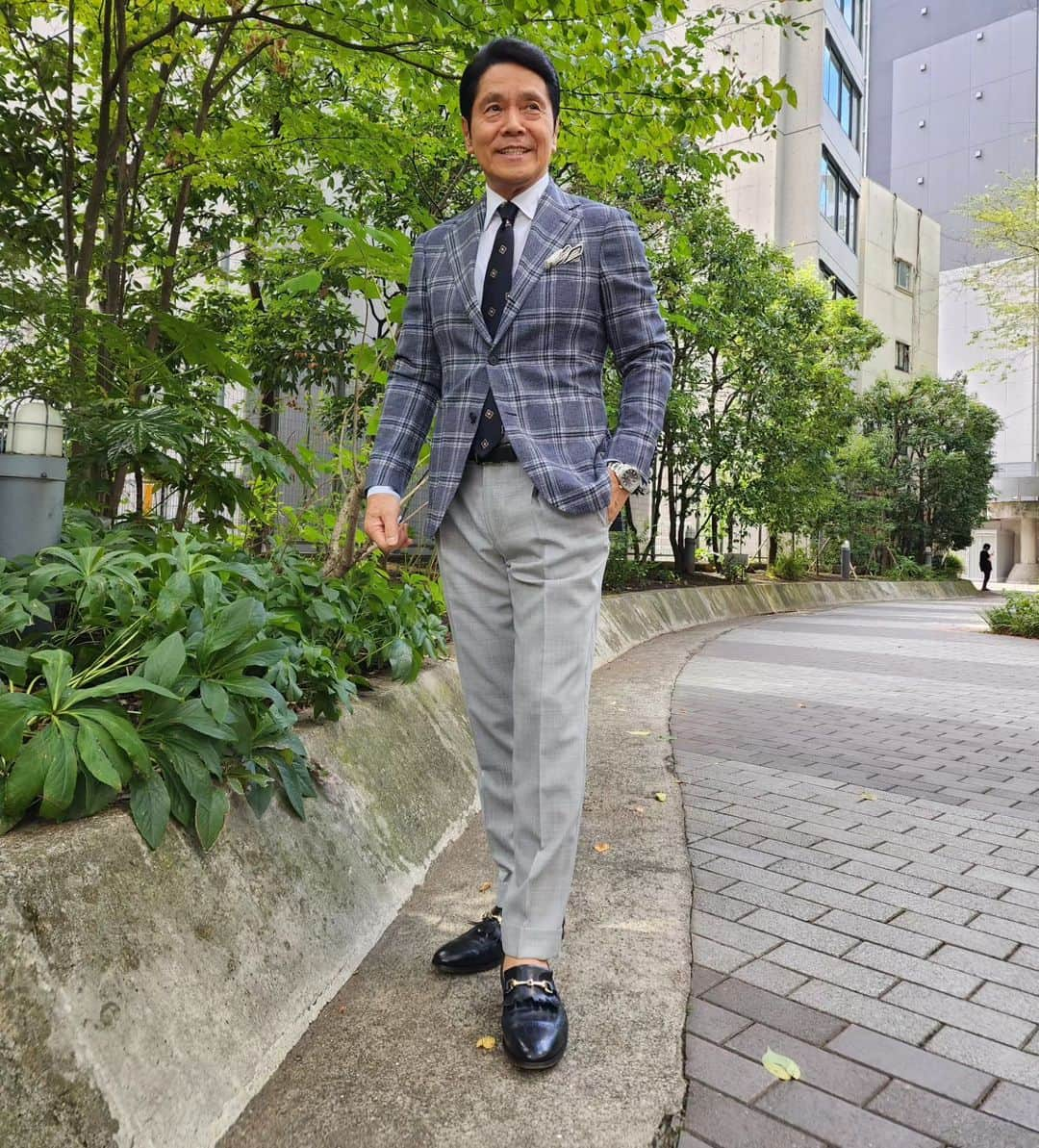 峰竜太のインスタグラム：「#アッコにおまかせ #jacket #titoallegretto #shirt #yamatoyashirt #tie #fairfax #pants #estnation #watch #norqain #shoes #doucals」