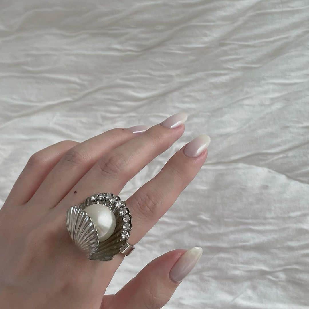 Tomomi Teradaのインスタグラム：「One of my Seashell Collection🐚 miumiuのリング。この子は数年前にパリのブティックで運命的な出会いを果たし私のもとへ。かなり大ぶりで、パールも特大なところがお気に入りなの⚪️  #ともみの貝殻コレクション」