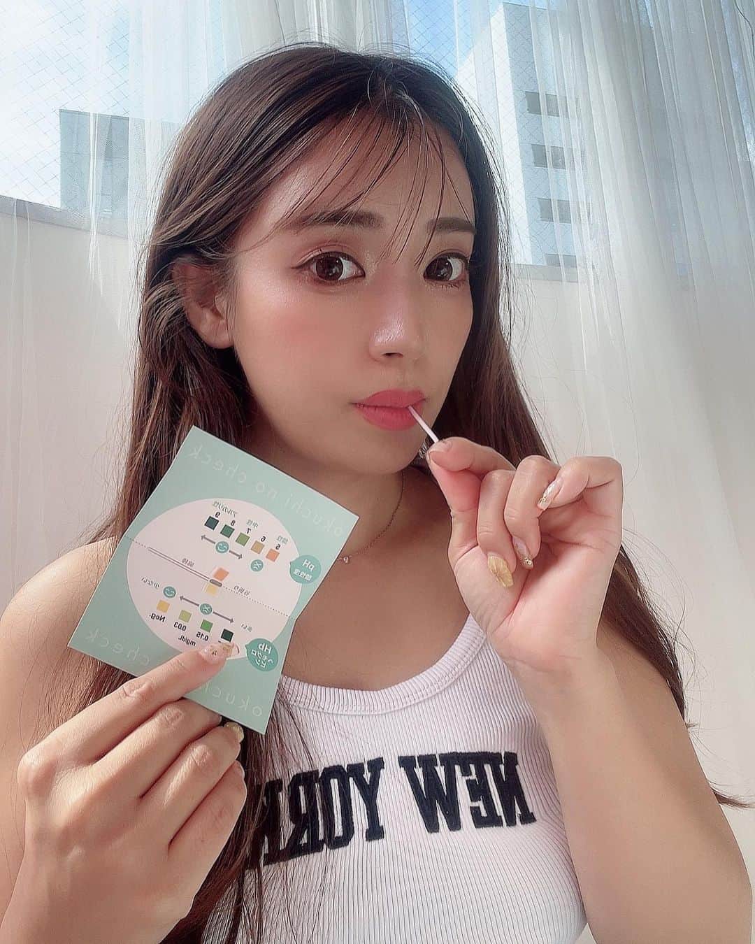 中村かなのインスタグラム：「自宅で手軽にオーラルリスクチェックができる  ☑︎おくちのちぇっく  付属の綿棒を使った唾液検査で口内の状態が 簡単に分かる測定キット🦷  定期的に歯医者さんには通ってるけど ドキドキの30〜60秒間の検査でした😂 検査結果はなんとかお見せできるものでしたので、載せときます😂  ☑︎忙しくてあまり歯のケアができていない方 ☑︎産前産後で口内環境がデリケートな時期の方 ☑︎4つセットなので、家族や友達同士でチェックできる🦷  @cchannel lemonsquare @oralcheck #lemonsquare #けんさの窓口 #おくちのちぇっく #オーラルケア #オーラルチェック #デンタルケア #デンタルチェック #ロ内ケア」