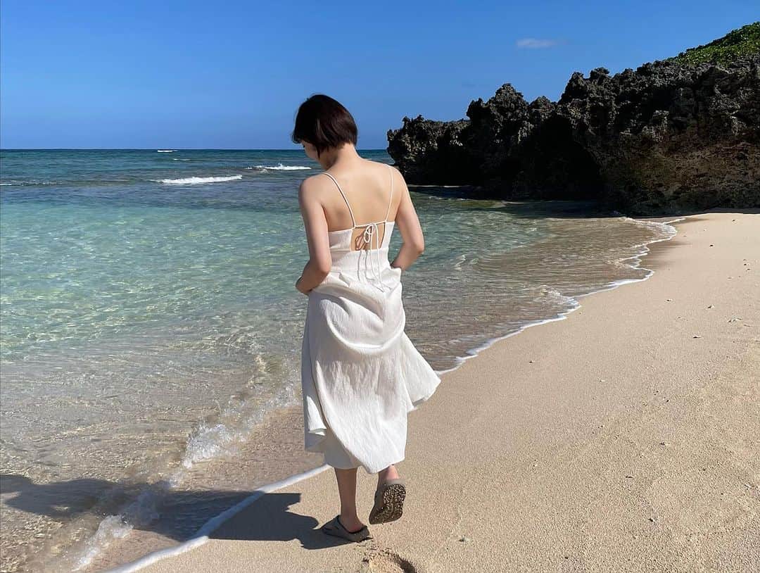 悠木ゆうかのインスタグラム：「last summer ☀️  #ヨロン島  #ヨロンブルー  #ヨロンフォト   一切加工していない透き通ったソーダみたいな水色の海🫧  こんなに綺麗な海ははじめてみた〜！！  久しぶりにダイビングもできて、ウミガメにも会えて幸せ🐢💚  2023年の夏納め🌱」