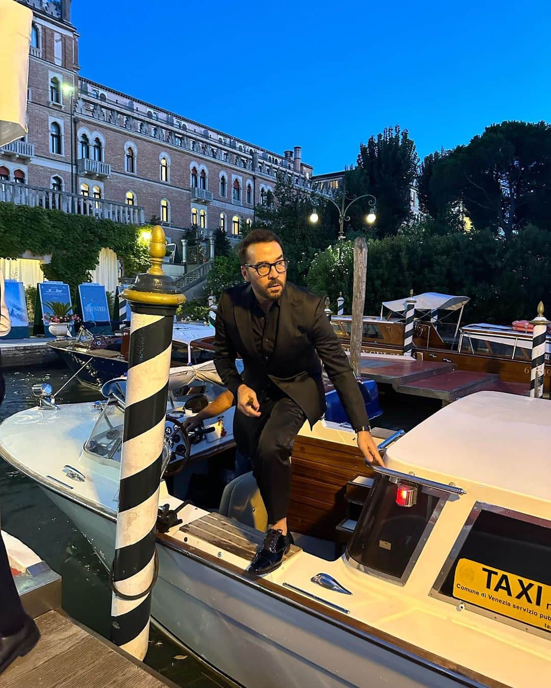 ジェレミー・ピヴェンのインスタグラム：「“ This is me leaving “ what movie is that from? Thank you Venice film festival for and @better_world_ fund and @valentinaquinnstudios for the beautiful award. Now all Roads lead to Rome…」