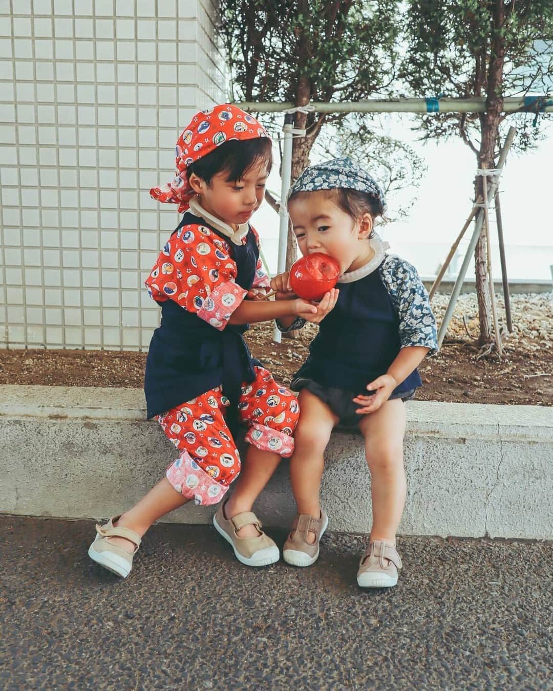 Canon EOS Kiss公式［with Kiss］のインスタグラム：「.@ts_yuuuk さんからの一枚。 「🍎  なかなか減らないりんご飴。  「欲しいのもがあったらこれで買うんだよ」 と兄に1000円を渡してお祭りに行きました(7月の話)  チョコバナナ、かき氷ときて、 まさかのりんご飴をチョイスした時は母的にもビビりました🙂 (案の定半分以上母の胃袋へ🐷)」 . ★KissユーザーとEOS R50ユーザーの皆さんの写真をご紹介！ . キヤノンEOS Kissで撮られた写真に 「 #Kissカメラ 」をつけて投稿いただいた 皆さまの写真をご紹介します。 . キヤノンEOS R50で撮られた写真に 「 #Kissカメラ 」に加え、「 #EOSR50 」をつけて 投稿いただいた皆さまの写真をご紹介します。 . #eoskiss シリーズのミラーレスカメラ「EOS Kiss M2」。 小型・軽量ながら人物の「瞳」を追いかける瞳AF機能を搭載するなど、 動き回るお子様の撮影でも、大切な一瞬を逃しません。 . 一眼レフKissでは、「EOS Kiss X10i」が好評発売中！ Kissシリーズの【かんたん、きれい、コンパクト】をEOS Rシステムとして実現した「EOS R50」が好評発売中！ . . #EOSKissM2 #EOSKissX10i #EOSKissX10 の詳細は、 本アカウントのプロフィール（ @with.kiss ）のURLから。 . #EOSKissM2 #EOSKissX10i #EOSKissX10 #EOSR50 #KissisMyLife #eoskiss #withkiss #キヤノン #canon #eos #kissカメラ #育児 #子育て #親ばか #こども #子供 #写真」