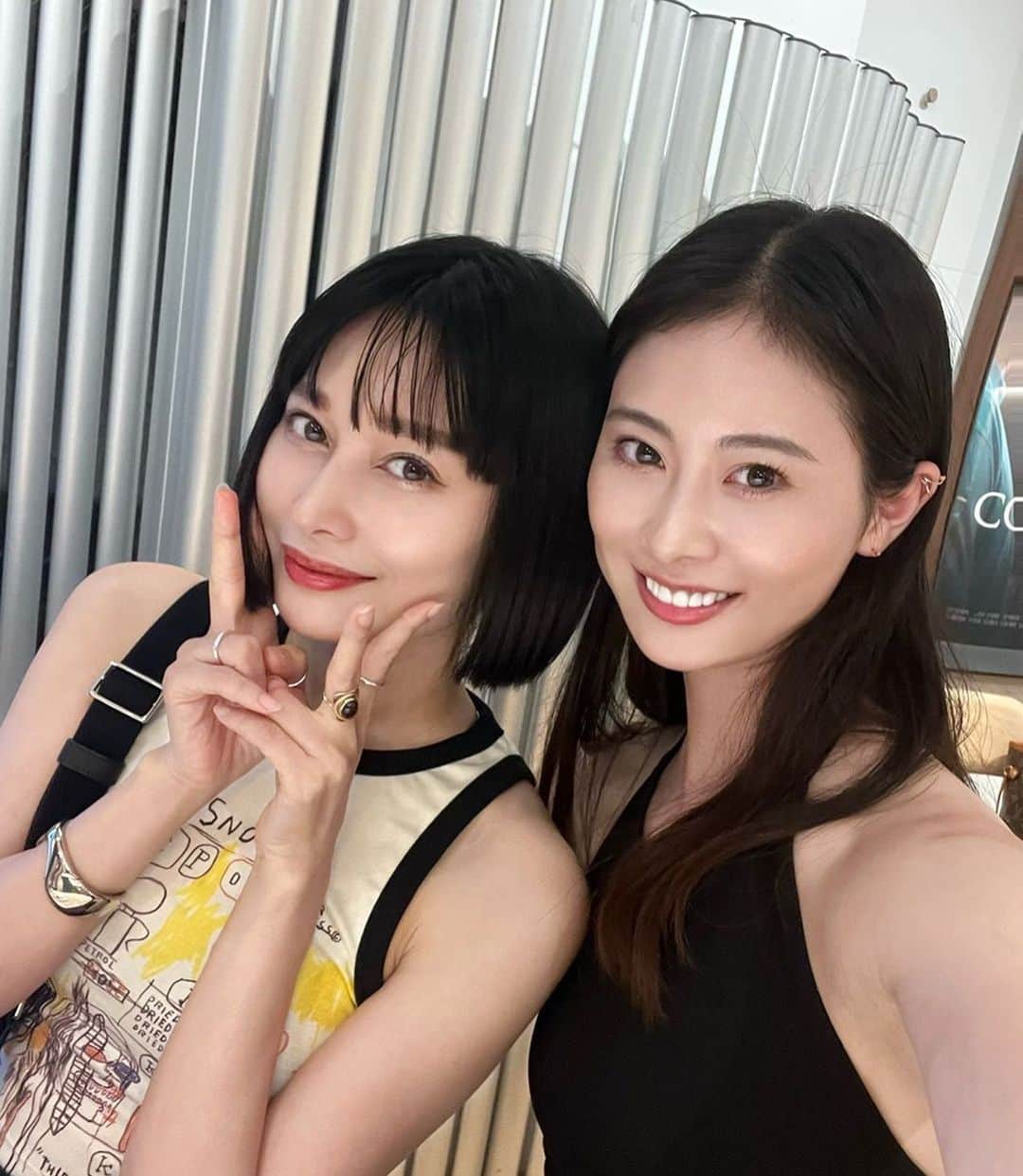 佐藤乃莉のインスタグラム：「夏の思い出☀️⛱️  彼女のこの笑顔になんど キュンキュンさせられてるか🙈💕  #smile #beauty #ピース#friends」