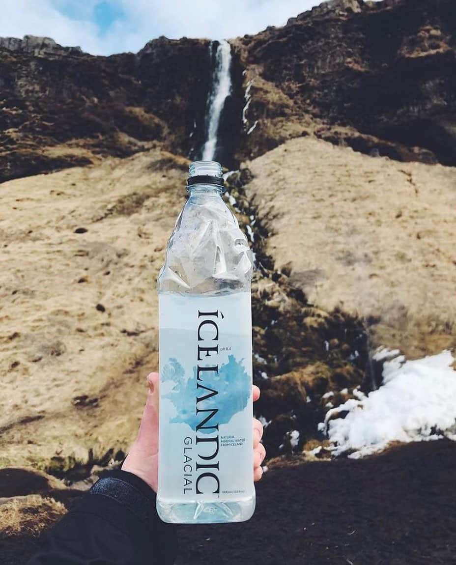 FIJIWaterJapanのインスタグラム：「@icelandicglacialjp は5000年もの間ろ過された理想のミネラルバランスを備えたオルフス泉より何も抜かず加えずにそのままボトリングをした天然水となります💧  フォロー&いいねキャンペーン7日に終了いたしました。沢山ご応募いただきありがとうございます‼️当選者には後日DMよりご連絡いたしますので通知を要チェックください👀こちらのキャンペーンお見逃しの方は今月いっぱいまでサマーキャンペーンが継続されていますので、是非この機会にお試し下さい☀️  #icelandicglacial #water #summer #campaign #夏　#サマーキャンペーン　#水　#アルカリ水 #天然由来　#火山　#アイスランド　#世界遺産　#サステナブル　#ウォーター　#水分補給　#猛暑　#暑さ対策　#ラグジュアリー　#thepuresttastingwateronearth #japan #日本　#期間限定　#キャンペーン　#exercise #mountain #hiking #ハイキング　#トレッキング　#山登り　#キャンプ」