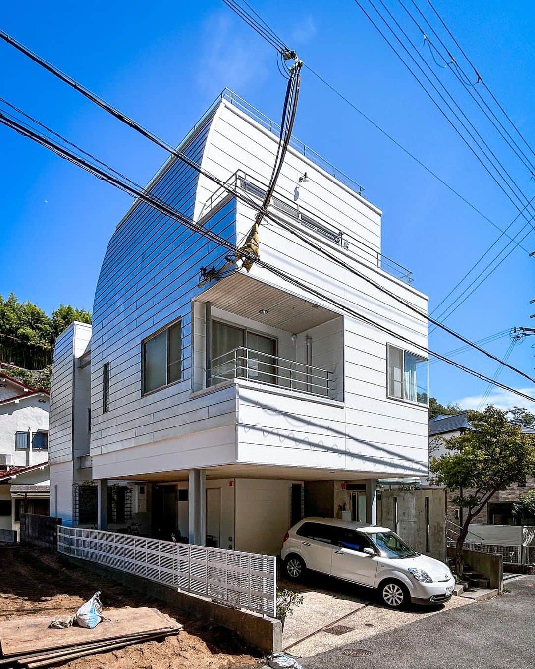 のインスタグラム：「神戸市須磨区re.haus-sy 北側のお隣が解体され、北面の外壁も曲面であることが確認しやすくなりました♪  RoomClipも見てね♪ ユーザー名:hausuma  このrehaus-syは私の自宅兼アトリエになります。 完成した暁には事務所はココの一階に移転となり、ショールームとしてオープンなスペースにしたいと思っています♪  □re.haus-sy□ 兵庫県神戸市須磨区 #rehaus_sy  #建築 #建築家 #家づくり #階段 #工事 #リノベーション #リフォーム #須磨 #須磨浦公園 #インテリアデザイン #神戸 #設計事務所 #外観 #植栽 #タモ #引越し #アトリエ #事務所移転 #renovation #reform #green #elevation #suma #kobe #instahome #instahouse #roomclip #一級建築士事務所haus」