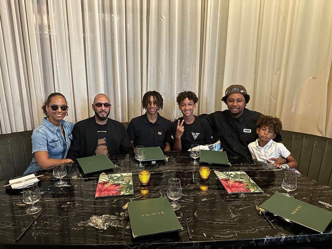 スウィズ・ビーツのインスタグラム：「Thank you my loves for my early bday dinner zaaaa we just missing the princess Nikki but we love u. Thank you guys 🤍🤍🤍🤍🤍 Sept 13th Virgo」