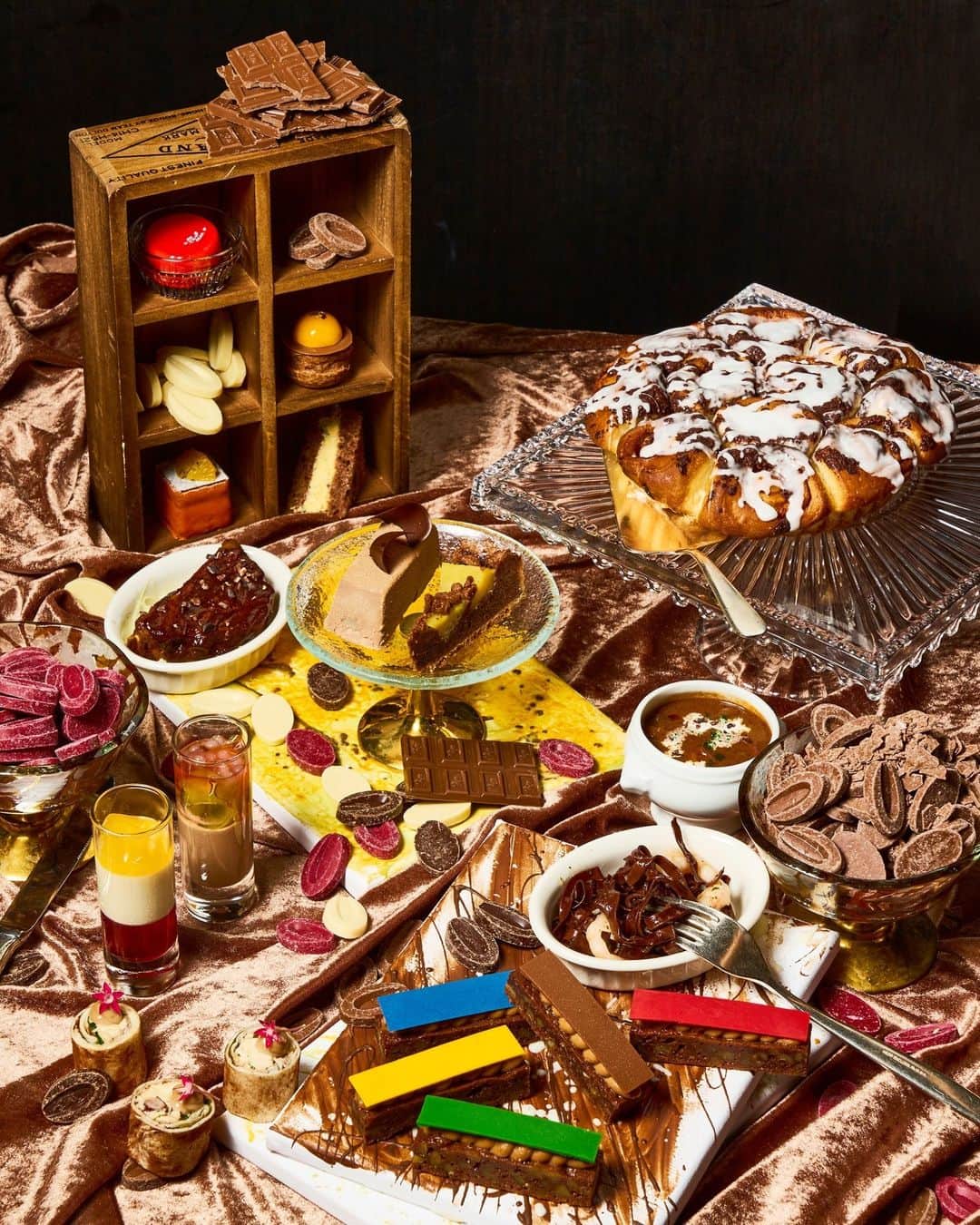 のインスタグラム：「フランス・パリで毎年開かれる世界最大級のチョコレートの祭典「サロン・デュ・ショコラ」からインスパイアを受け、チョコレートで飾り付けたオブジェや、デザイナーのアトリエのような雰囲気を醸し出す「チョコレートアトリエ アフタヌーンブッフェ」を、9月15日（金）よりフレンチレストラン「ル ドール」にて開催いたします。  さつまいもや栗など秋の味覚を盛り込んだ、ジュエリーのように美しく、アートのように色鮮やかな装いのスイーツや、カカオの魅力に出会えるセイヴォリーとともに、チョコレートを味わい尽くす至福のひと時を。  Rue d’Or is pleased to announce the opening of its Chocolate Atelier Afternoon Buffet on September 15, 2023. Inspired by Salon du Chocolat, one of the world’s largest chocolate festivals held annually in Paris, the buffet promises to delight with artworks of chocolate laid out for scrutiny in an atmosphere redolent of a designer’s atelier.  Jewel-like, multicolored chocolate confections made using autumn produce such as sweet potatoes and chestnuts will sit alongside savory dishes infused with rich cacao flavors. Come and be enchanted by the wonders of chocolate.  #stregisosaka #sweetsbuffet #ruedor  #セントレジスホテル大阪 #セントレジス大阪 #アフタヌーンブッフェ #デザートブッフェ #ホテルスイーツ #ルドール #チョコレートブッフェ #チョコレート #ホテルブッフェ #チョコレートスイーツ #チョコレートアトリエアフタヌーンブッフェ」