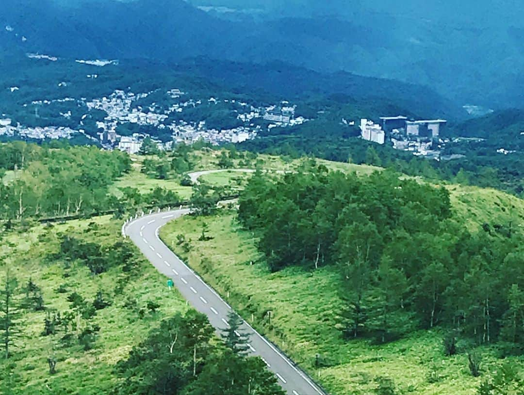 三隅有里子さんのインスタグラム写真 - (三隅有里子Instagram)「* 国道292号 通称「志賀草津高原ルート」を通って万座温泉に行きました🚗 冬季閉鎖の時期があり毎年4月下旬に開通して、群馬テレビも取材に行くのですが、私はなかなかその機会に恵まれず。新人、若手が行く事が多く、私たちが入社1年目の時には武藤アナが出かけて、雪の回廊をリポートしていました🎤懐かしい！ 雪の回廊の時期ではありませんが、ようやく来る事が出来てこの景色に大満足！この道をドライブするワクワク感も、旅の醍醐味ですね！  #志賀草津高原ルート #国道292号 #ドライブ #drive #車 #🚗 #リトリート #癒し #リトリートの聖地 #温泉 #♨️ #万座温泉 #日進館 #日帰り旅 #夏休み #休日 #off #群馬テレビ #群テレ #gtv #アナウンサー #局アナ #局アナの仕事 #地方局で働くということ」9月10日 11時56分 - misumi_gtv