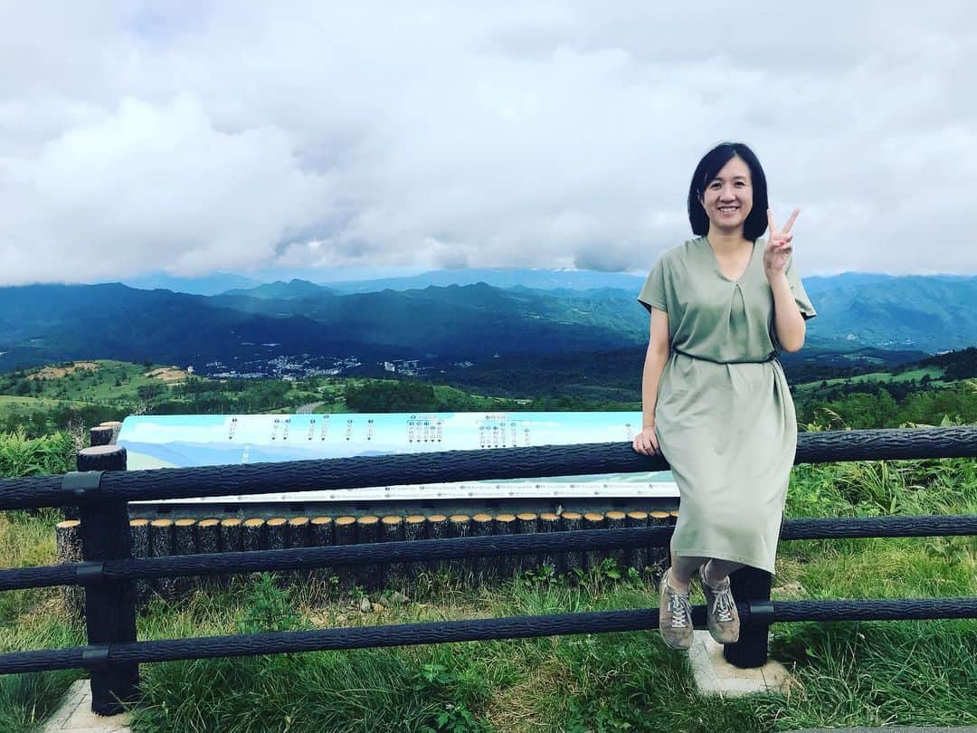 三隅有里子さんのインスタグラム写真 - (三隅有里子Instagram)「* 国道292号 通称「志賀草津高原ルート」を通って万座温泉に行きました🚗 冬季閉鎖の時期があり毎年4月下旬に開通して、群馬テレビも取材に行くのですが、私はなかなかその機会に恵まれず。新人、若手が行く事が多く、私たちが入社1年目の時には武藤アナが出かけて、雪の回廊をリポートしていました🎤懐かしい！ 雪の回廊の時期ではありませんが、ようやく来る事が出来てこの景色に大満足！この道をドライブするワクワク感も、旅の醍醐味ですね！  #志賀草津高原ルート #国道292号 #ドライブ #drive #車 #🚗 #リトリート #癒し #リトリートの聖地 #温泉 #♨️ #万座温泉 #日進館 #日帰り旅 #夏休み #休日 #off #群馬テレビ #群テレ #gtv #アナウンサー #局アナ #局アナの仕事 #地方局で働くということ」9月10日 11時56分 - misumi_gtv