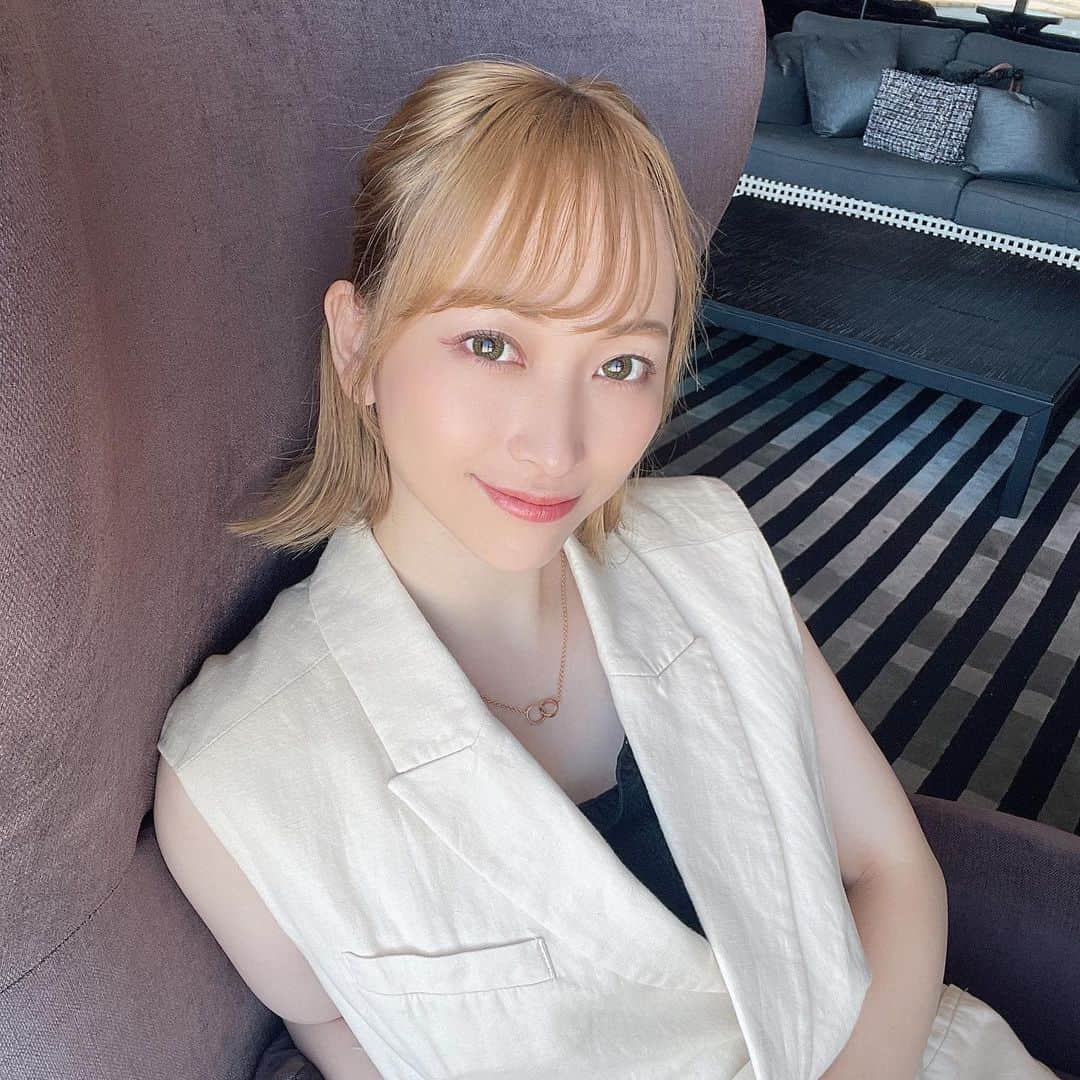 白井美帆さんのインスタグラム写真 - (白井美帆Instagram)「New hair color♡♡  @ryooo.ma  最強に上手だと思う美容師さん ものすごく丁寧だしヘアケアも同時にしてくれるのでダメージがないように綺麗に保とうとしてくれるのがわかる🥺  ヘアオイルは2枚目のルシードエルかロレッタです❣️  #ケアブリーチ#ハイトーン #ヘアケア#ヘアオイル#ルシードエル#ロレッタ」9月10日 11時57分 - shirai_miho77