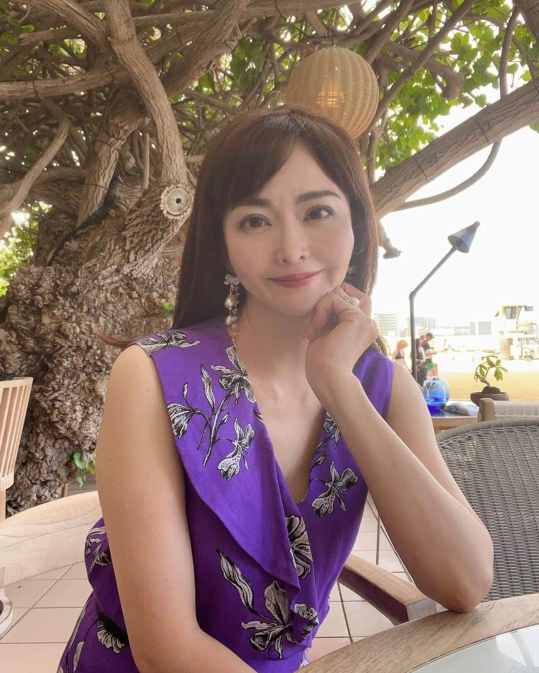 森雅子さんのインスタグラム写真 - (森雅子Instagram)「✨✨  ハワイ旅行の続き🌺  行ってみたかった絶景レストランで 朝ごはん✨  カイマナビーチホテルにある レストラン『ハウ・ツリー』  @thehautree   ロビーから可愛いくて テンションが上がる😊  全席オーシャンビューの レストラン正面には 樹齢200年以上のハウツリー。 その前には青い海✨  事前に予約しておいたので 海が目の前の席に案内してもらいました。  1番人気のエッグベネディクトは主人が。 私はレモンリコッタパンケーキを食べました。  ２つともなんて美しいフォルム！ 海をバックに写真を撮って さらにハワイに来た実感が湧いてきました。  パンケーキは甘さ控えめで リコッタチーズクリームとレモンの 爽やかさ＆メープルシロップの甘さ バランスが良い💕  エッグベネディクトは結構濃厚で ボリュームがあったみたいですが 主人はぺろっと食べてました😊  波の音と、海辺で泳いだり寛ぐ人達を 見ながら最高な朝食タイムを過ごせました。  私達はレンタカーで行きましたが ほんとオススメ。 また行きたいなぁ💕  レストランから見える 海辺の様子も素敵なので よかったら動画も見てね。6枚目→  ・ ・  #hautree #ハウツリー #カイマナビーチホテル #エッグベネディクト　 #パンケーキ #ハワイ　 #ハワイグルメ #ハワイ旅行 #ワイキキ #オアフ島 #ハワイ旅 #海外旅行 #ハワイ観光 #ハワイレストラン　 #絶景レストラン #Hawaii #hawaiistagram #instahawaii  #旅女 #旅女子 #旅好き女子  #ハワイおすすめ  #kaimanabeachhotel」9月10日 11時50分 - mako_marie_an