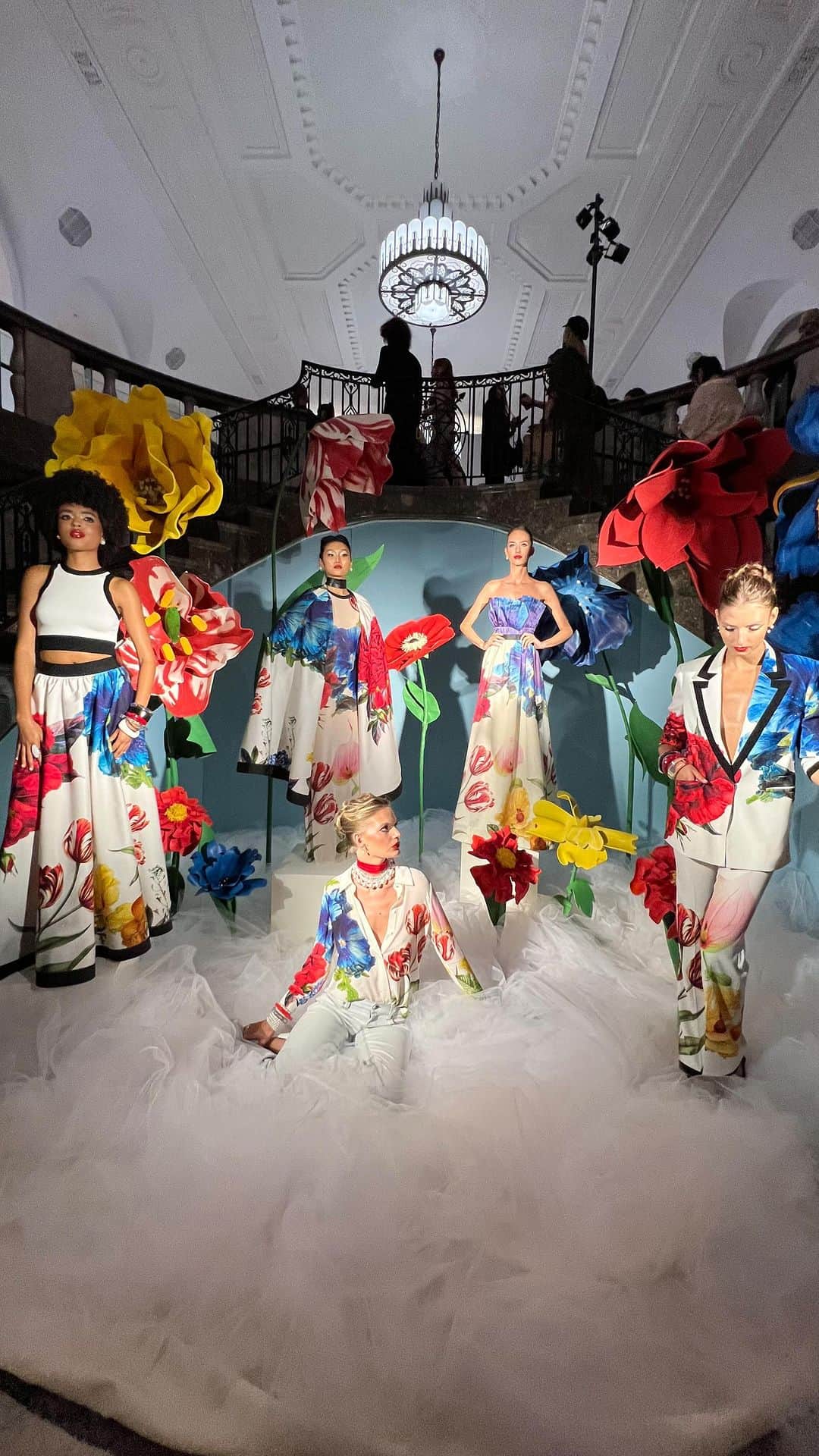 WWDジャパンさんのインスタグラム動画 - (WWDジャパンInstagram)「【#WWDJAPANニューヨークコレ取材】「アリス アンド