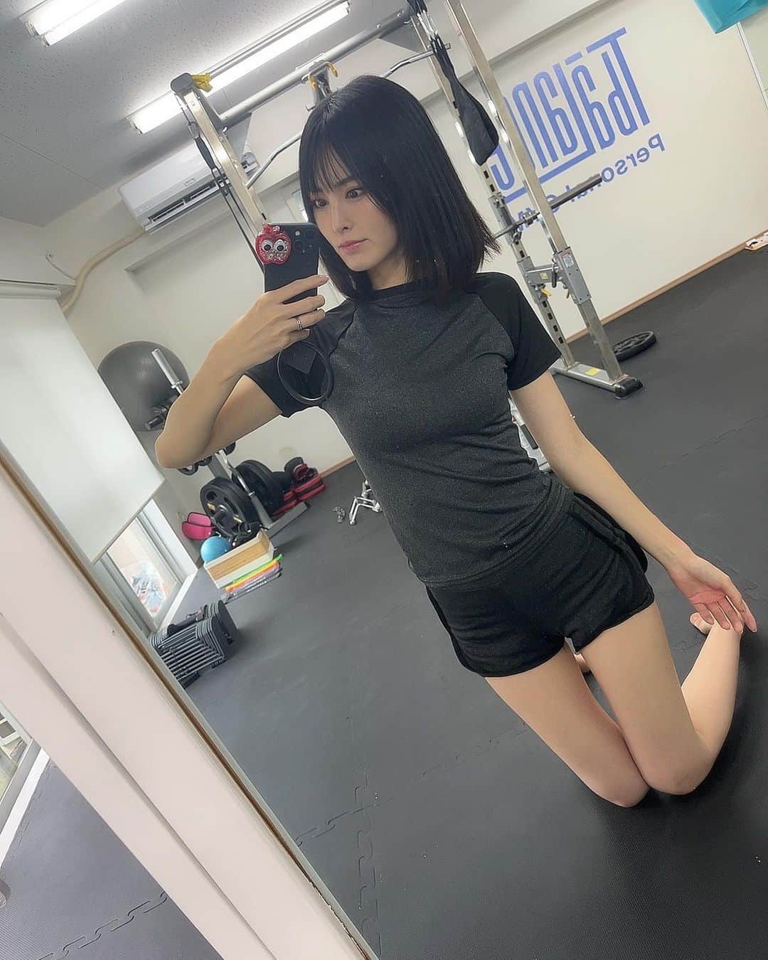 香月わかなさんのインスタグラム写真 - (香月わかなInstagram)「週2でパーソナル行ってるOLちゃん👩‍💼✨  わたしが通っているパーソナルジムはティーバランス(T-BALANCE) @t.balance ✨  わたしは痩せやすい体質なので 不健康に見えやすく（いたって健康ですがw） ダイエットではなく細くても健康的な身体になるようボディメイク目的で通ってます。  3ヶ月通って体重は変わりませんが、 体脂肪率が5%減りました！ 筋肉量が増えて引き締まったということみたいです☺️🩷  見た目は脚がすっっごく変わった✨ ブルガリアンスクワットは毎回必須でやってました☺️ 重りも最初と比べて重いものも持てるようになり 変化が嬉しいです！  パーソナル業界の中ではかなり良心的なお値段なので、ボディメイク頑張りたいなと思ってる子におすすめですー💪もちろんダイエット目的の方もー✨」9月10日 11時54分 - kazuki_wakana