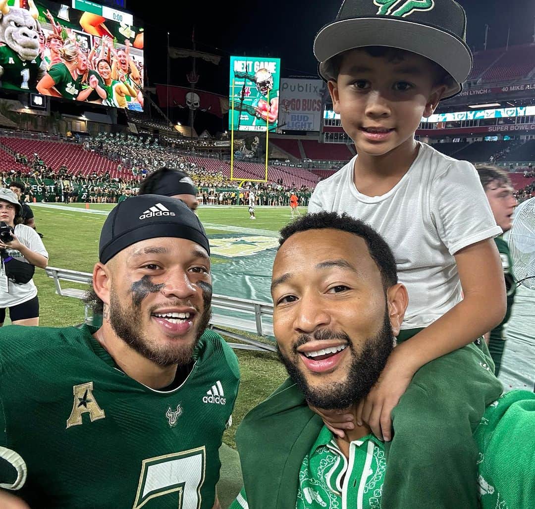 ジョン・レジェンドのインスタグラム：「Happy birthday @mikebrownstephens! Great win by @usffootball!」