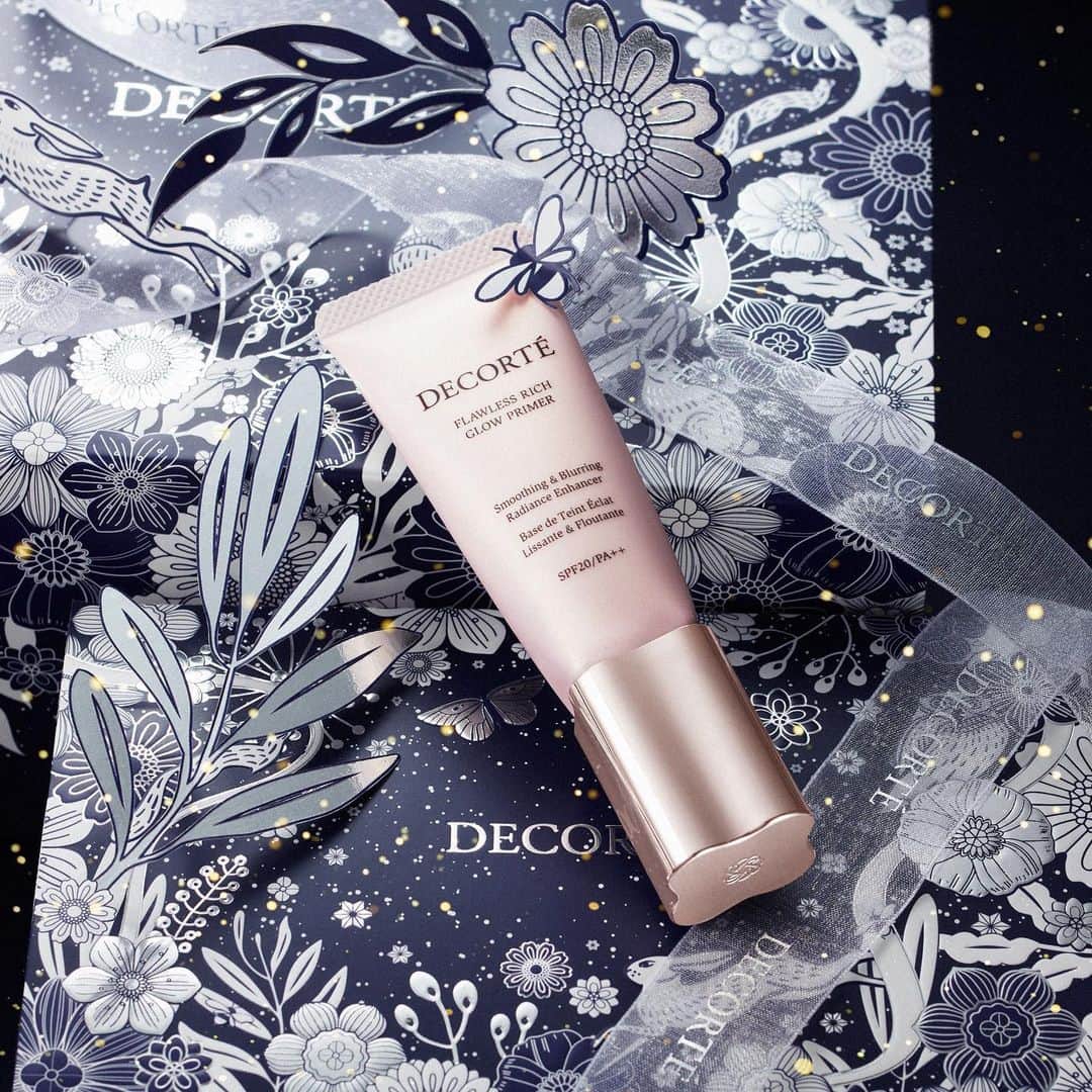 DECORTÉさんのインスタグラム写真 - (DECORTÉInstagram)「Recommended holiday gift  ""Flawless Skin Glowrizer""   Glossy-finishing primer, debuted last month, is also available as a holiday gift this year.   Creates a smooth and luster beauty that emits light from within.  ホリデーギフトにおすすめ 「フローレススキン グロウライザー」  先月新しく登場した、艶仕込みプライマーは、今年のホリデーギフトにも。  内側から光を放つように艶めいて、なめらかな美しさを叶えます。  フローレススキン グロウライザー SPF20／PA++  #コスメデコルテ #decorte #MyDecorteMoment #DecorteGiftSelection #ギフト  #プレゼント #ギフトボックス #ホリデーギフト  #gift #presents #holidays #holidaygift #makeup #cosmetics #beauty #jbeauty#flawessskinglowrizer#フローレススキングロウライザー」9月10日 12時00分 - decorte_official