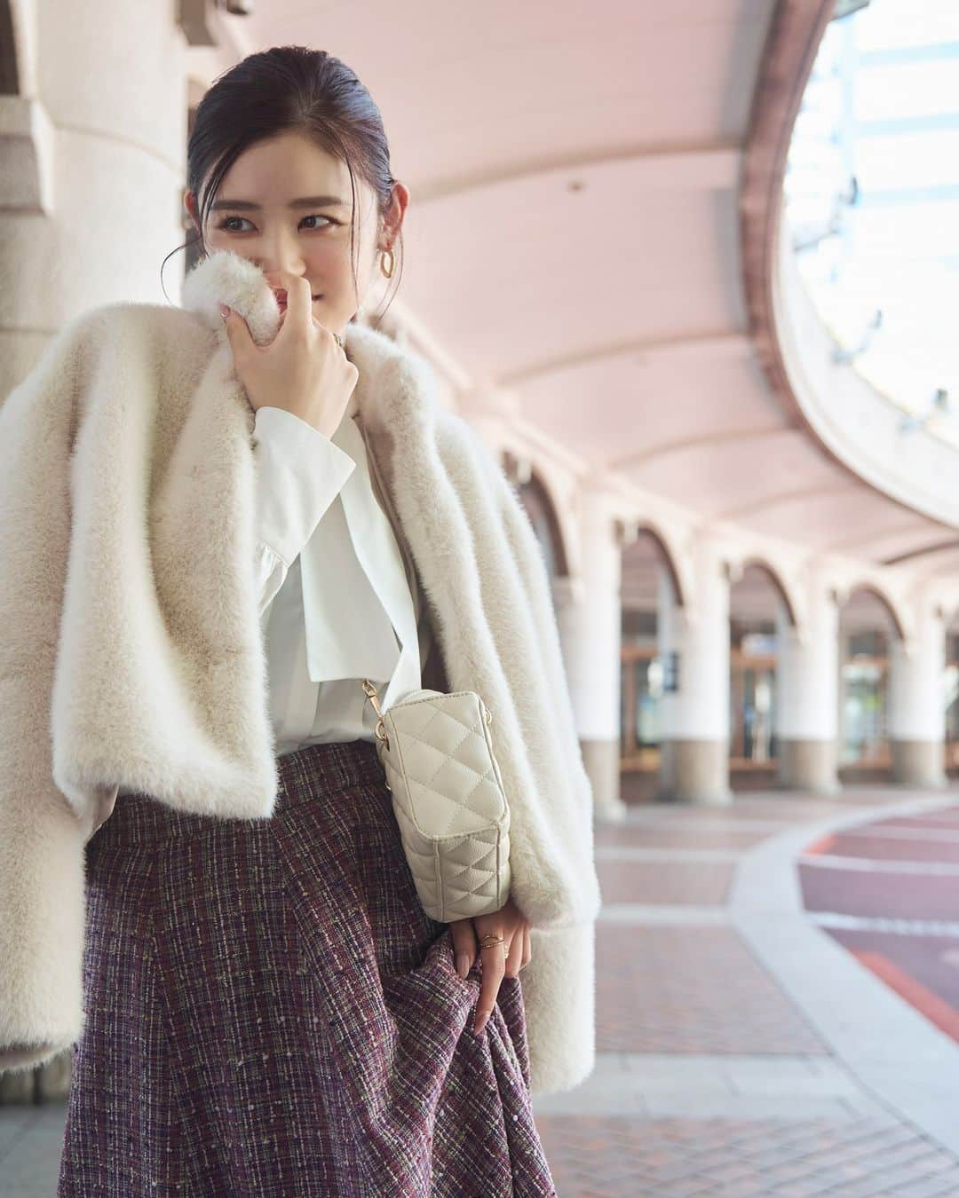 NATURAL BEAUTY BASICのインスタグラム：「“Stylish×Feminine” 2023 Autumn Collection Feat.Seika Furuhata  NBBはこの秋、 「自分らしいスタイル、洗練されたトレンド感」を提案。  リュクスなエコファーやジャカードに、 クラシカルなボウタイやツイードetc. 女性らしさを際立たせてくれるディテールで、 フェミニンかつスタイリッシュに。  古畑星夏さんがレディに着こなしてくださった webカタログ第二弾は9/18(月)より公開予定✨ ぜひお楽しみに...♡  #古畑星夏 さん #新作アイテム #フェミニンコーデ #ファーコート #ツイードスカート #ジャガード #パンツコーデ #シンプルコーデ #きれいめシンプル #秋コーデ #お出かけコーデ #オフィスコーデ #オフィスカジュアル #通勤コーデ #大人可愛い #カラーコーデ  #着回しコーデ #きれいめカジュアル  #ベーシックコーデ #ベーシック #ナチュラルコーデ #トレンドスタイル #シンプルコーデ #ナチュラルビューティーベーシック #naturalbeautybasic」