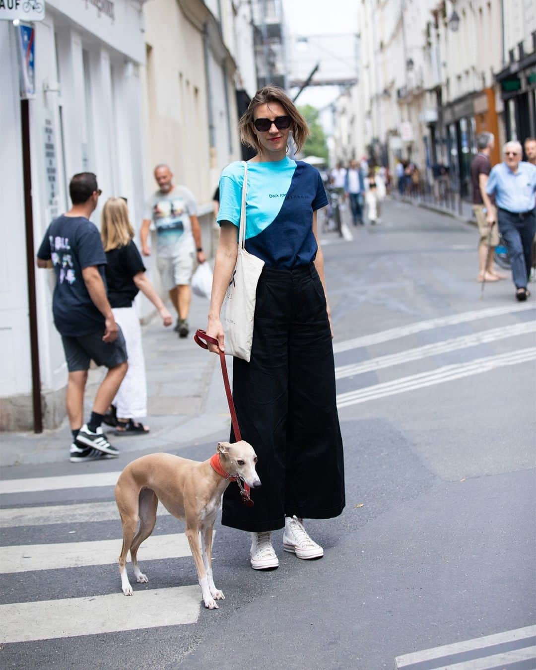 FUDGEのインスタグラム：「‣ ‣ ‣Dog & Partner SNAP in PARIS パリの人々と素敵な相棒  笑顔が溢れるパリの街。 そこには人だけでなく、愛らしいワンちゃんたちの笑顔もありました。 言葉は伝わらないけれど、互いのことを信頼し合った姿が素敵!  〔 Photo 01 〕Ewa & Romy スタイリッシュな立ち姿が飼い主のエワにそっくり  〔 Photo 02 〕Jessie & Spigot ジェシーとスピゴットの仲良しコンビ 顔まわりの雰囲気もなんだか似てる  〔 Photo 03 〕Ambrym & Sammy 「サミーは抱っこをするといつもこの顔をするの、可愛いでしょ!」  - - - - - - - - - - - - - - - 『FUDGE』2023年9月号は『 PARIS & LONDON SNAP! パリジェンヌとロンドンガールをスナップ! スナップ!! スナップ!!! 』特集全国の書店、コンビニ、webで人気販売中です！◎ ぜひ最新号をゲットして @fudge_magazine をタグ付けしてくださいね！  《FUDGEの他のアカウントも更新中》 ⌎men'sFUDGE @mensfudge ⌎snap @fudge_snap ⌎online store @fudge_online_store ⌎friend @fudge_friend ⌎coffee @fudge_coffee  #fudge #ファッジ #fudge_magazine #洋服好きな人と繋がりたい #服好き #おしゃれ女子 #おしゃれ好き #お洒落好き #お洒落女子 #シャツ #Tシャツ #靴 #ワンピース #コーディネート #カジュアルコーデ #夏コーデ」