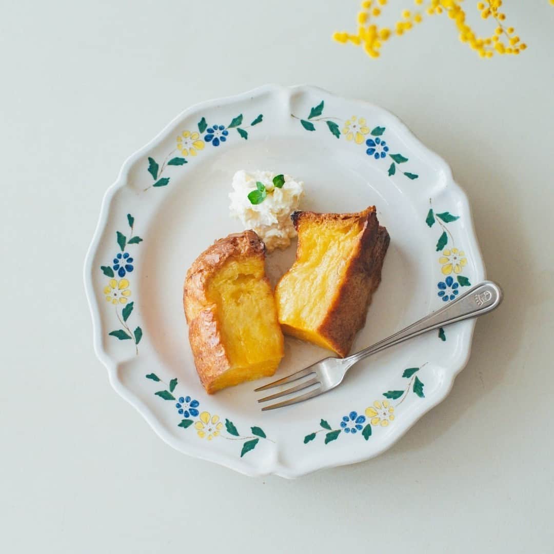 北欧、暮らしの道具店さんのインスタグラム写真 - (北欧、暮らしの道具店Instagram)「この可愛さにひとめぼれ！ 食卓が華やぐ、小花柄の食器  - - - - - - - - - - - -  今回ご紹介するのは、 いつもの食卓に彩りをくれる 「ラヴィゴット」の器たちです。  器のフチに描かれた イエローとブルーの レトロでかわいい小花柄に 心ときめく食器が5種類。  サイズ違いのプレートと 形違いのボウルが2種ずつ。 ミニコンポートが1種です。  一見、特別感のある食器ですが 実は日常づかいにもぴったり。  爽やかな色使いの絵柄が リムだけに描かれているので 料理の色を選ばずに 食卓を彩ってくれるんです。  電子レンジもOKなので、 使い勝手も抜群ですよ。  柄は全て、職人さんが 手作業で色付けたもの。 手仕事の味わいがあるので、 洋食器だけでなく、和食器と 組み合わせてもよく合います。  幸せを運んでくれそうな 晴れやかなデザインは、 ギフトにもおすすめです。  . ーーー 掲載のアイテムはこちら▼ ーーー . ☑︎studio m' / ラヴィゴット / プレート/ボウル / オーバルボウル/ミニコンポート . 🎁「クラシ手帳2024」プレゼントキャンペーン実施中！お買いものいただいた方全員に、当店オリジナルの手帳を無料でお届けいたします。 . ▶︎ プロフィールのリンクから、お値段・サイズなど詳しい情報をご覧いただけますよ。→@hokuoh_kurashi . #studiom#プレート#ボウル#オーバルボウル#ミニコンポート#食器#器 #kitchen#kitchendesign#kitchenware#food#foodstagram #キッチン#キッチン雑貨#台所#ごはん#朝ごはん #ランチ#夜ごはん#ディナー#料理#シンプル #シンプルライフ#シンプルデザイン#暮らしを楽しむ#日々の暮らし#北欧#暮らし#北欧暮らしの道具店」9月10日 12時00分 - hokuoh_kurashi