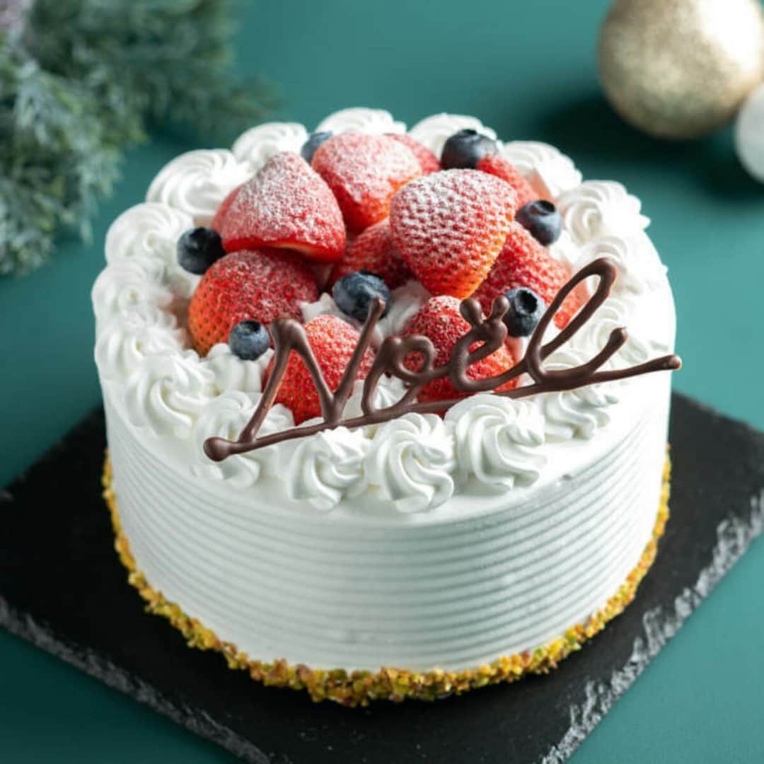 オズモール編集部さんのインスタグラム写真 - (オズモール編集部Instagram)「. メリーゴーラウンド🎠をイメージしたケーキや、 クリスマスオーナメントのようなカップケーキが登場😋🍰 さまざまな好みに合う、1つのケーキでさまざまな味わいを楽しんでみて💗 . ----------- 「クリスマスケーキ」 ▪引き渡し場所 新横浜プリンスホテル　ブッフェダイニング ケッヘル @shinyokohamaprincehotel 神奈川県横浜市港北区新横浜3-4 新横浜プリンスホテル2F   ▪予約期間 2023/10/1（日）～12/20（水） ----------- . 詳しくは「OZmall　新横浜プリンスホテル　クリスマスケーキ」で検索してみてくださいね。 クリスマスケーキの情報をもっと見たい人は @ozmall_editors をチェック！ . 写真提供/新横浜プリンスホテル . #オズモール #新横浜駅 #クリスマスケーキ #クリスマス #横浜クリスマスケーキ #クリスマスケーキ2023 #新横浜プリンスホテル」9月10日 12時01分 - ozmall_editors