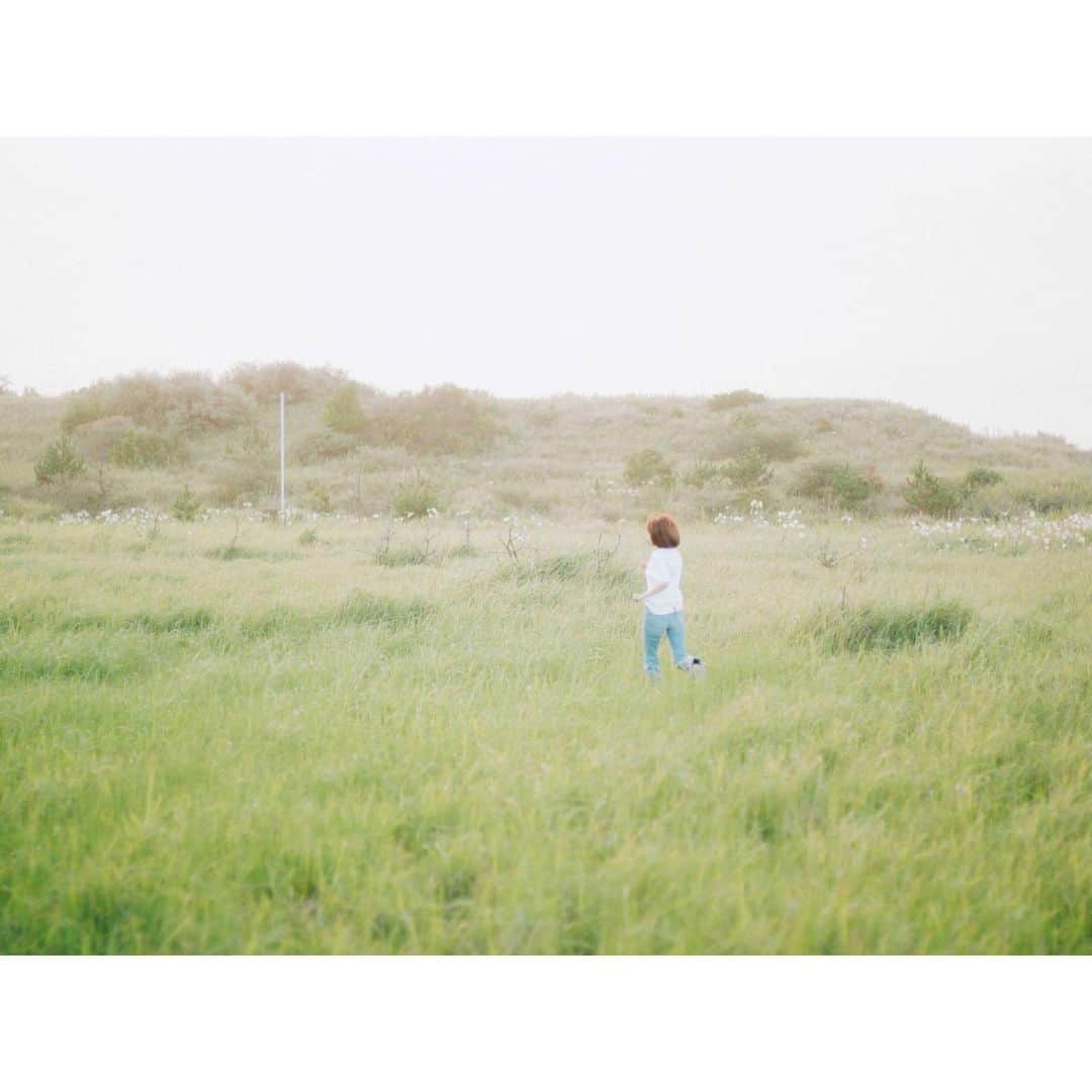 橘美緒さんのインスタグラム写真 - (橘美緒Instagram)「人生一度きり。時間は有限。 色んな事やって、楽しくすごせるように。　　 こんな感じで自由に駆け回ってこ。 たまに転がって。ゴローンって。」9月10日 12時02分 - mio_tachibana