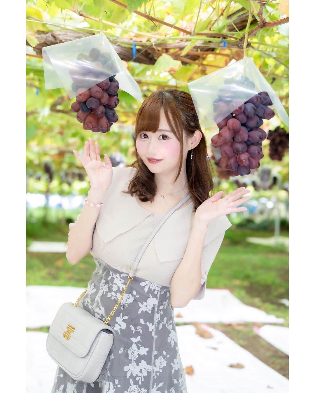 吉田麻衣子さんのインスタグラム写真 - (吉田麻衣子Instagram)「おはよう🍇🤗🍇 #山梨 #勝沼ぶどう郷 #撮影 #モデル #写真好きな人と繋がりたい  #ファインダー越しの私の世界  #吉田麻衣子 #朝日園 #ぶどう #葡萄 #ピオーネ #instafollow  #instalike #instagood #instahappy  #grape  #🍇 #model #proportionbodydressing」9月10日 12時09分 - maiko.yoshida