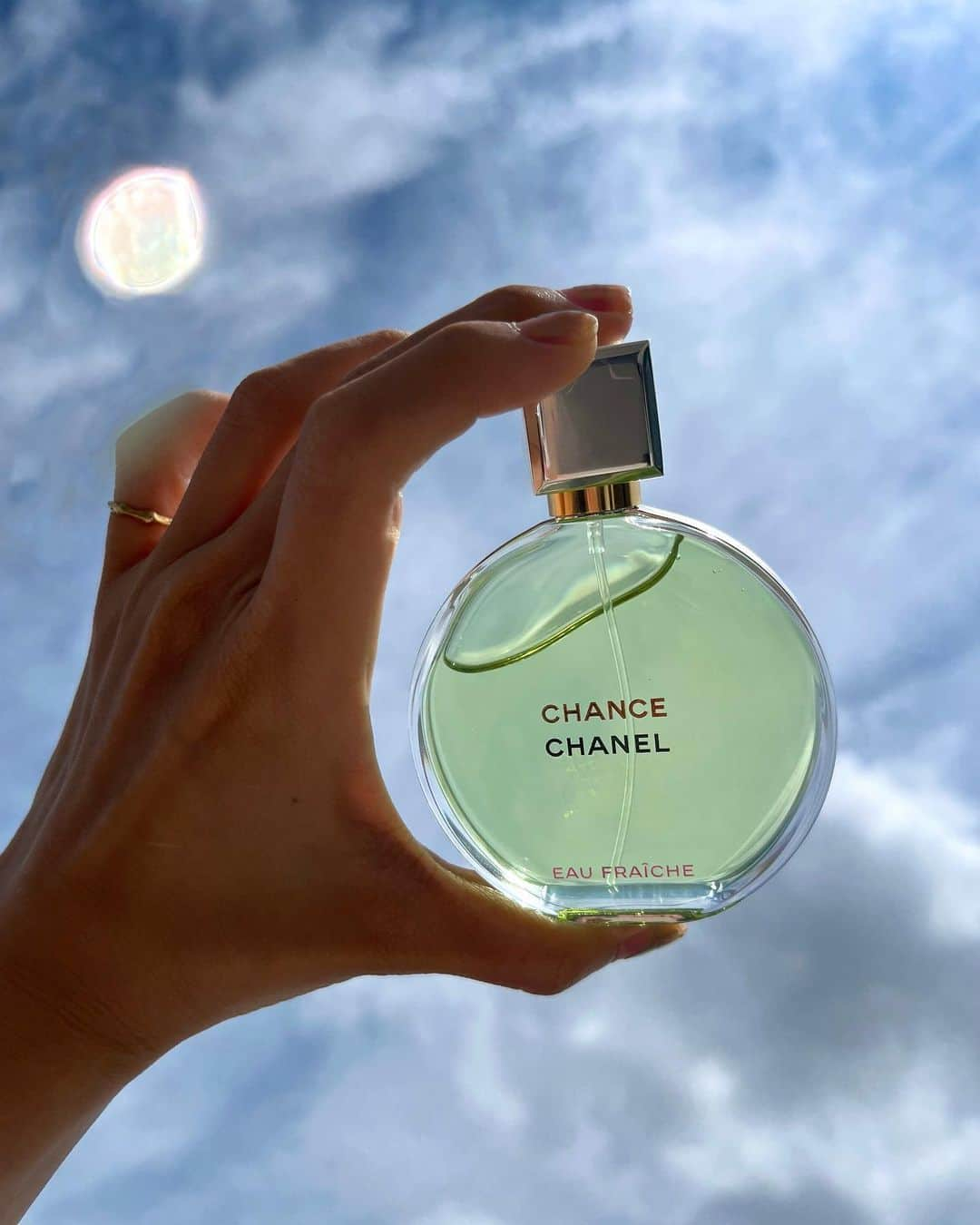 飯島望未のインスタグラム：「Every morning I’ve got a new CHANCE.  @chanel.beauty   新しく出たCHANCEは 深みと暖かみのあるウッディと フローラルのフレッシュなエレガントさを兼ね揃えた香り。」