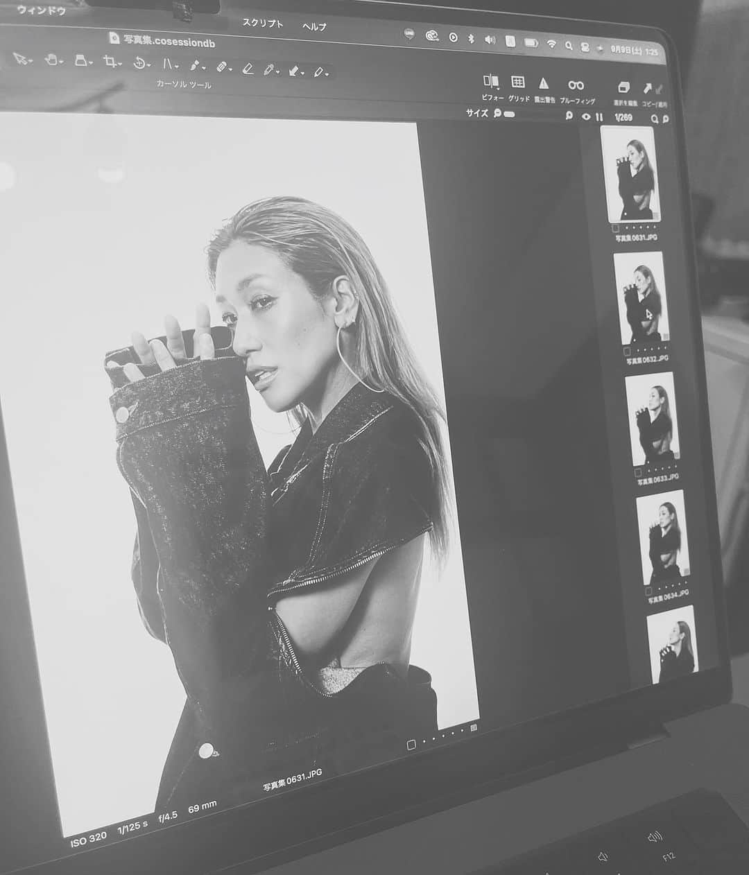 のインスタグラム：「MAY'S初の写真集に、あなたからのメッセージを掲載します📚  FANCLUB会員限定募集です✔︎ 届いたメッセージは全て掲載します‼︎  お名前（掲載したい表記で）も載せるので、MAY'Sの記録に名前と言葉が残る、メモリアルな企画になればいいなと🫧  応募締切は9/12(火) 今日含め３日間の募集なので、お手隙にメッセージよろしくねᝰ✍︎꙳⋆ 会員登録後すぐに応募できるから、この企画に参加したい方は是非♡  今回ALBUM撮影の撮れ高がほんと良くて…w もったいないから本でも作る？ なんて冗談混じりに話していたら、ライナーノーツも書きたいしそれをまとめて出そう‼︎と。 それなら写真集用にまた撮影もしよう‼︎と。  そして昨日思い立ってしまった 「みんなのメッセージ載せようよ‼︎」  笑 自由すぎる私たちは、叶えられそうなことは全部やっちゃうので、またまた皆さん振り回してるかもですが（もっと先に言えよと私も思うよホント）、6年ぶりのALBUMリリースに向けて、みんなの愛と言葉を待ってます♡  ALBUM「Unlocking」9/27 Release ❤️‍🔥 MAY'S OFFICIAL STORE で予約受付中❤️‍🔥  各種コンプリートBOXの受注は本日23:59まで✔︎ ☞link in bio  #mays#片桐舞子#舞こりん#写真集#背中ぱっくり」