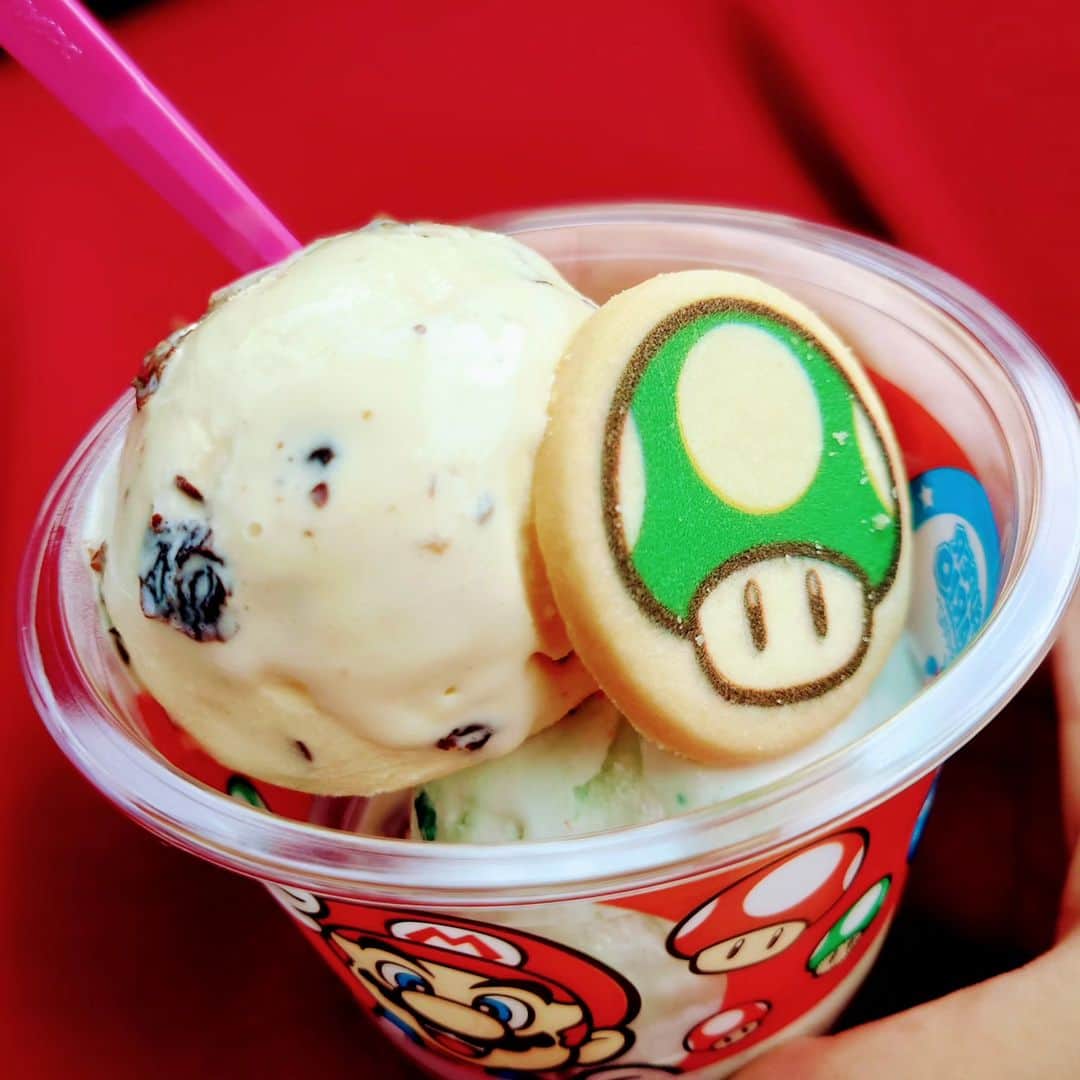 吉岡奈々子のインスタグラム：「久しぶりの・・・#31アイスクリーム #何故か #カップがマリオ #クッキーも乗せてくれました #最近そうなの？ #ラムレーズン」