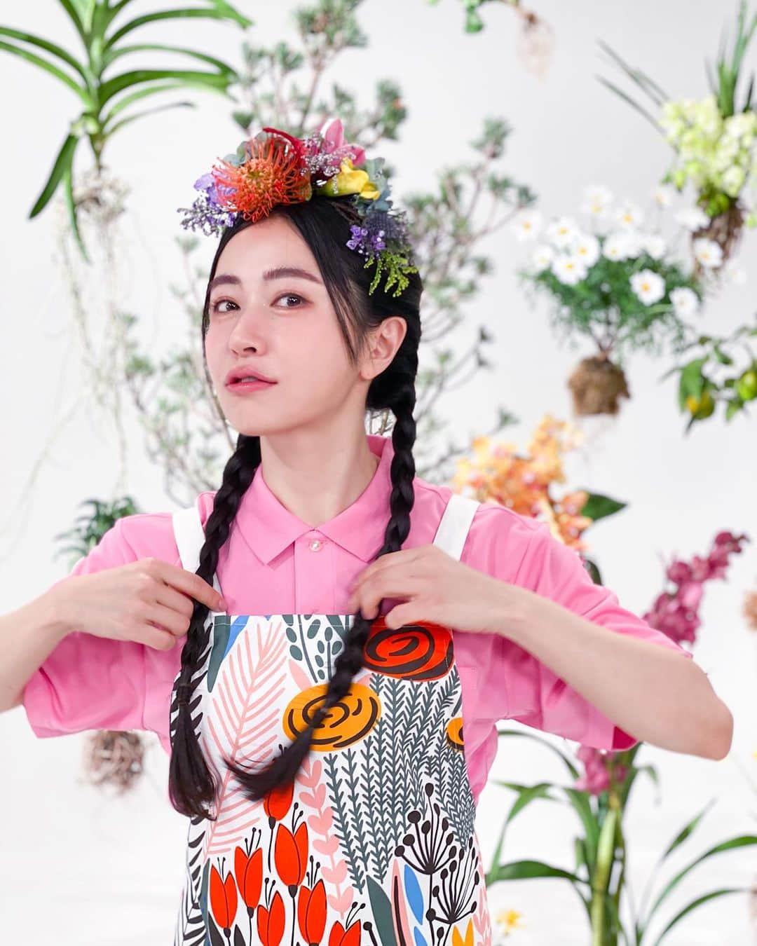橋口いくよのインスタグラム：「このCMの背景、全部本物の植物。鉢に入っていたものを綺麗に洗って、根っこまで表現に使われています。  コーセンさんは、お家作りや介護関連などの会社さんなので、根のしっかりついた安心な大丈夫な、そして優しい世界感を @dodo_tokyo さんが表現されていて、その仕事ぶりに見惚れました！  ヘアメイクも衣装もピッタリで、でも冒険してて楽しかったなあ。  #お花ヘアアレンジ  #植物アート　#cm撮影」