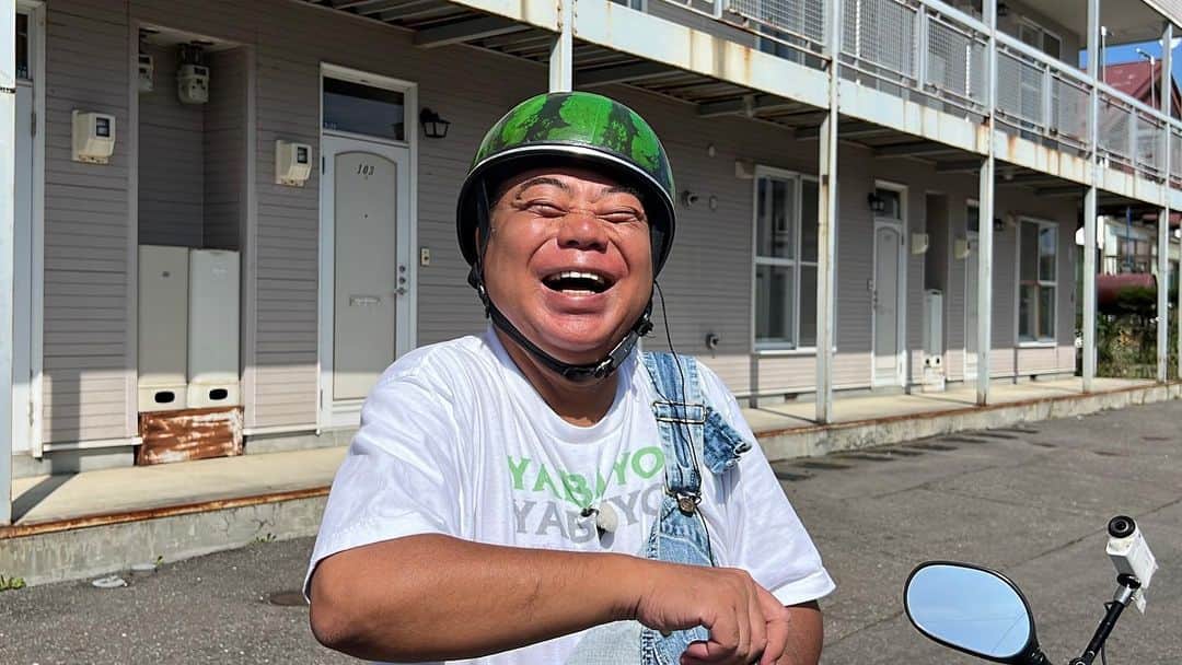 のインスタグラム：「今週末も『出川哲朗の充電させてもらえませんか？』は撮影しておりますッ🍉✨✨  ステキなゲストライダーさんと一緒に…ニッコニコの出川さん🌈💫  そして！来週の放送は🛵🛵✨ いよいよ、5年ぶりのさんまさん登場です🐟！！ 初登場のやす子さんも大活躍のスペシャル回〜🏝️よろしければ、ぜひぜひ🍉  #出川哲朗  #出川哲朗の充電させてもらえませんか  #５年ぶりで嬉しすぎ #明石家さんま」
