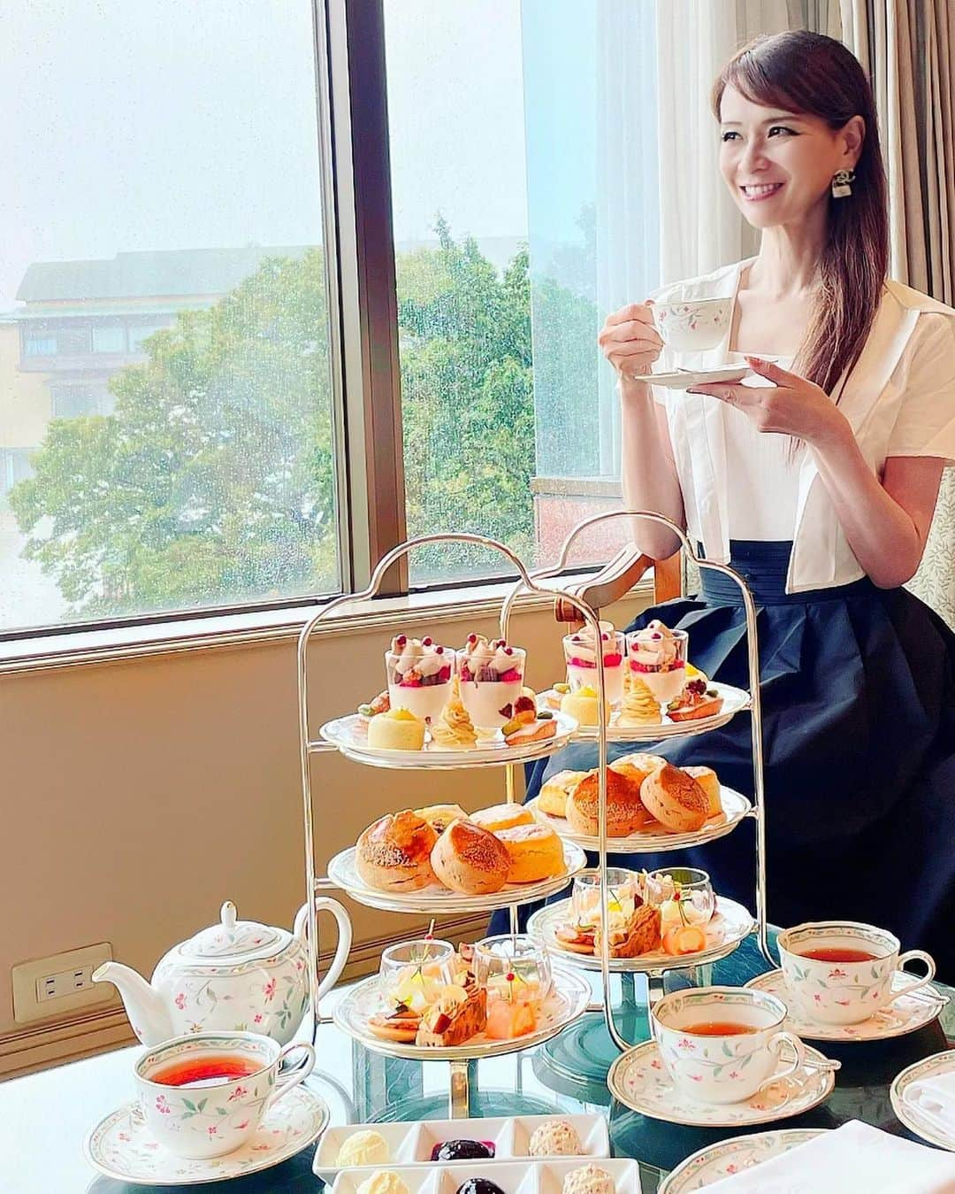 里井真由美さんのインスタグラム写真 - (里井真由美Instagram)「和栗 丸ごとゴロゴロ〜🌰💓  ホテル椿山荘東京さんの、「和栗のパウンドケーキ」「抹茶と和栗のパウンドケーキ」でございます〜  @hotelchinzansotokyo_official   贅沢やわぁあ🌰🌰🌰  和栗のパウンドケーキは、生地にも和栗ペーストが練りこまれているし、有精卵の卵黄のコクもすごいの♡リキュールがほのかに効いています。  抹茶は、厳選された抹茶と香り高い発酵バター🍵和栗の渋皮煮も10粒ゴロゴロ入り、和三盆糖の上品な甘さ、白ごまの風味もアクセントになっておりますのよ  どちらもオンラインからも お買い求め頂けます〜  アフタヌーンティーの取材に合わせて 試食させて頂きました♡ ☞アフタヌーンティーの詳細は２つ前の投稿見てね♡ ヌン活もおすすめ♡  パウンドケーキ、 今度自分ご褒美に買いたいな🌰🩷  自分ご褒美、ギフトにもおすすめでーす  🔻  @hotelchinzansotokyo_official   和栗のパウンドケーキ https://store.hotel-chinzanso-tokyo.jp/products/poundcakemacha  抹茶と和栗のパウンドケーキ https://store.hotel-chinzanso-tokyo.jp/products/poundcakemacha  。。。  素敵な日曜日をお過ごしくださいね〜  。。。  #ホテル椿山荘東京 #和栗のパウンドケーキ#抹茶と和栗のパウンドケーキ#PR  #chestnuts #montblanc#栗子糖果 #モンブラン#モン活#栗活#밤 스위트 #栗#栗スイーツ#和栗#栗好き#밤#板栗 #断面モンブラン#蛋糕#断面フェチ#栗子蛋糕#里井真由美#フードジャーナリスト里井真由美#さといいね#ありが糖運動#japan#japanesegirl#japanese」9月10日 12時49分 - mayumi.satoi