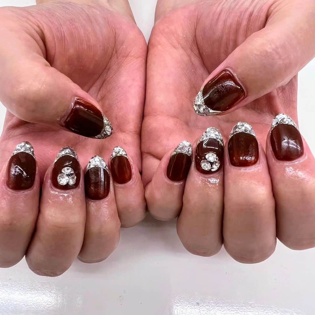 吉岡奈々子のインスタグラム：「ネイル #newnail #ニューネイル #秋ネイル #ガラスフレンチ #ブラウンネイル #autumnnail #vannail_suzuki」