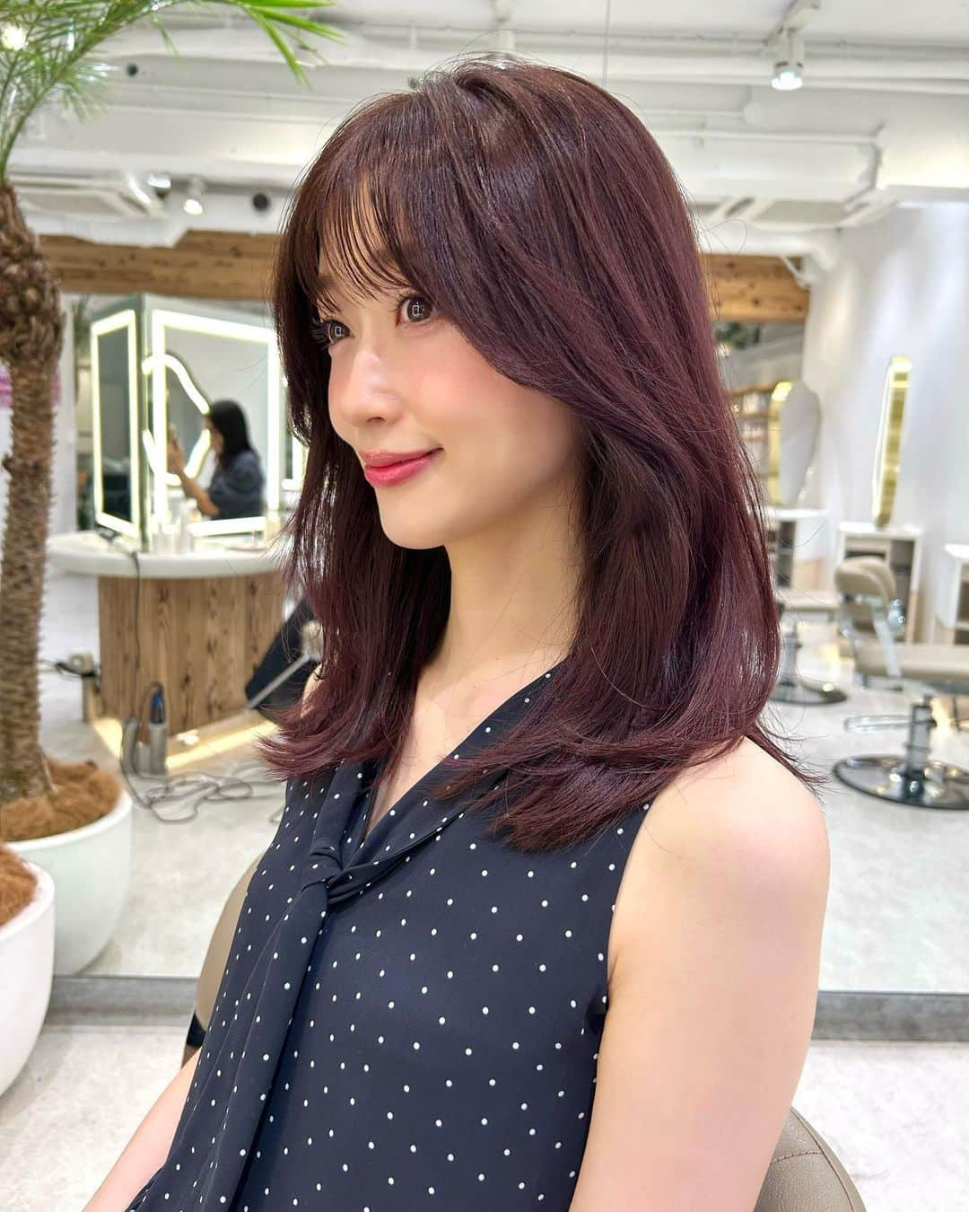 牧野結美のインスタグラム：「秋仕様のヘアに✨  今回もヘアメンテナンスは、 @eri_makehair さんにお願いしました☺️  カラーは、deep lavender brown🍇🍂🫶🏻  今回のカラーも可愛くてお気に入りです🐰🌷 ありがとうございました🍰♡  #秋カラー #秋ヘア #ロブ #くびれヘア #ブリーチなしカラー #透明感ヘア #鎖骨ミディアム #鎖骨ミディ #鎖骨ボブ #鎖骨ロブ #表参道美容室 #表参道美容院 #大人ヘア #大人女子ヘア」