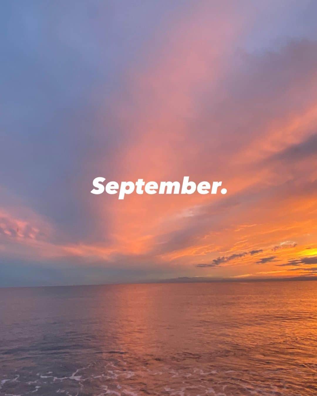 Fushimi natsukiのインスタグラム：「9月🌕  もう10日も過ぎてしまった。寂  あくまでも私の思い出画面の切り替えとして やり始めた月変わり投稿。 まわりのみんなに空が多過ぎって言われるけど笑。 データフォルダにいっぱいあるし、やっぱり空がいい🧡🧡🧡」