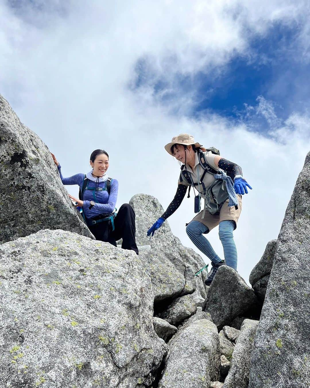 熊澤枝里子さんのインスタグラム写真 - (熊澤枝里子Instagram)「・ 🏔✨ 長野県駒ヶ岳『千畳敷カール』からの「木曽駒ヶ岳」に登ってきました。  千畳敷カールは過去に一度行った事があって、あまりの美しさにずっと記憶に残っていた場所。 もう一度行きたいと思ってたから、再び晴れた日に来れて嬉しかった☺️☀️ ここは本当に綺麗でおススメです！🏔👍✨  ロープウェイで2600m超えまでいける、 日本で他力で登れる一番高い場所です😝笑  私達はそこから往復5時間の山登り🚶  #山登り #木曽駒ヶ岳 #千畳敷カール #長野　#駒ヶ根 #ピラティスなにわ三姉妹 #PNYG  #山の達人がついているから安心すぎました🫶 #夏の思い出 #旅クマ子」9月10日 12時48分 - kumazawa_eriko