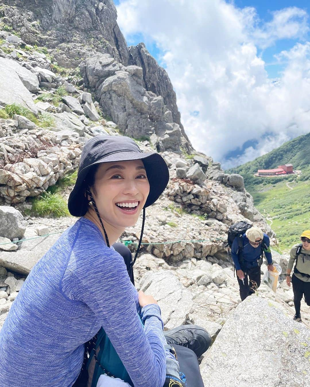 熊澤枝里子さんのインスタグラム写真 - (熊澤枝里子Instagram)「・ 🏔✨ 長野県駒ヶ岳『千畳敷カール』からの「木曽駒ヶ岳」に登ってきました。  千畳敷カールは過去に一度行った事があって、あまりの美しさにずっと記憶に残っていた場所。 もう一度行きたいと思ってたから、再び晴れた日に来れて嬉しかった☺️☀️ ここは本当に綺麗でおススメです！🏔👍✨  ロープウェイで2600m超えまでいける、 日本で他力で登れる一番高い場所です😝笑  私達はそこから往復5時間の山登り🚶  #山登り #木曽駒ヶ岳 #千畳敷カール #長野　#駒ヶ根 #ピラティスなにわ三姉妹 #PNYG  #山の達人がついているから安心すぎました🫶 #夏の思い出 #旅クマ子」9月10日 12時48分 - kumazawa_eriko